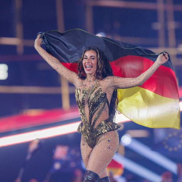 Sarah Engels läuft mit der deutschen Fahne zu Beginn der Probe für das Finale auf die Bühne des 70. Eurovision Song Contest (ESC).