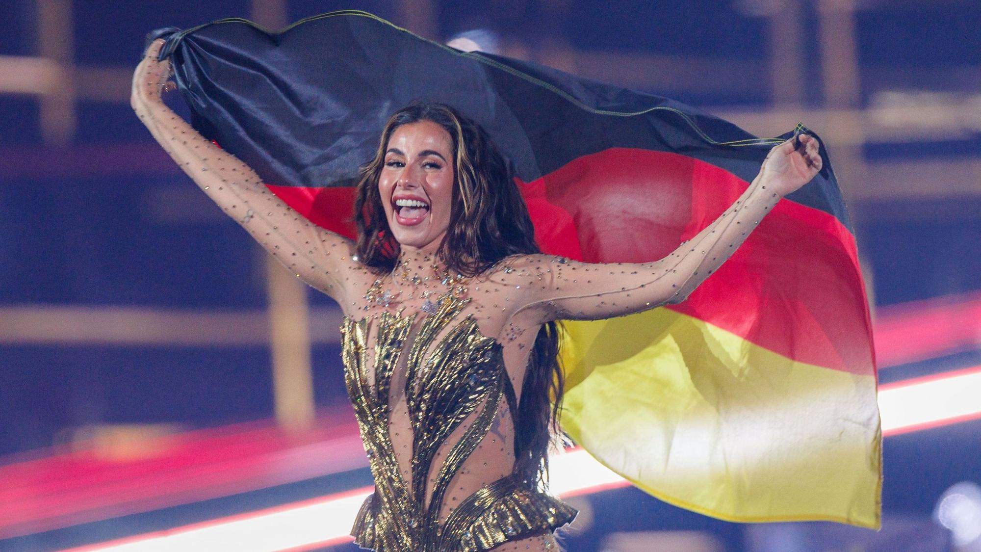Sarah Engels läuft mit der deutschen Fahne zu Beginn der Probe für das Finale auf die Bühne des 70. Eurovision Song Contest (ESC).