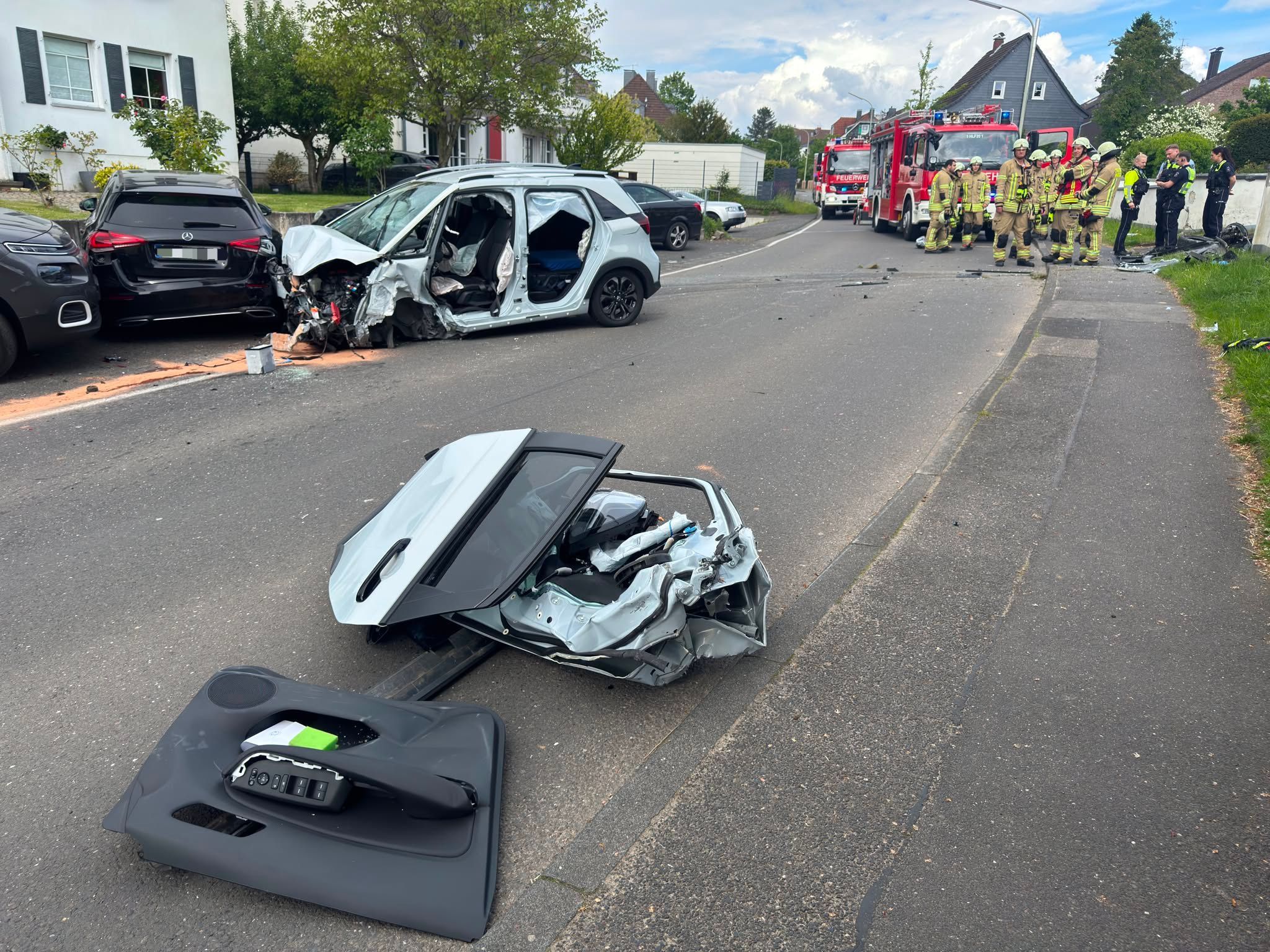 Der Pkw prallte von der Mauer in geparkte Autos. Fahrer und Beifahrer mussten von der Feuerwehr aus dem Wrack befreit werden.