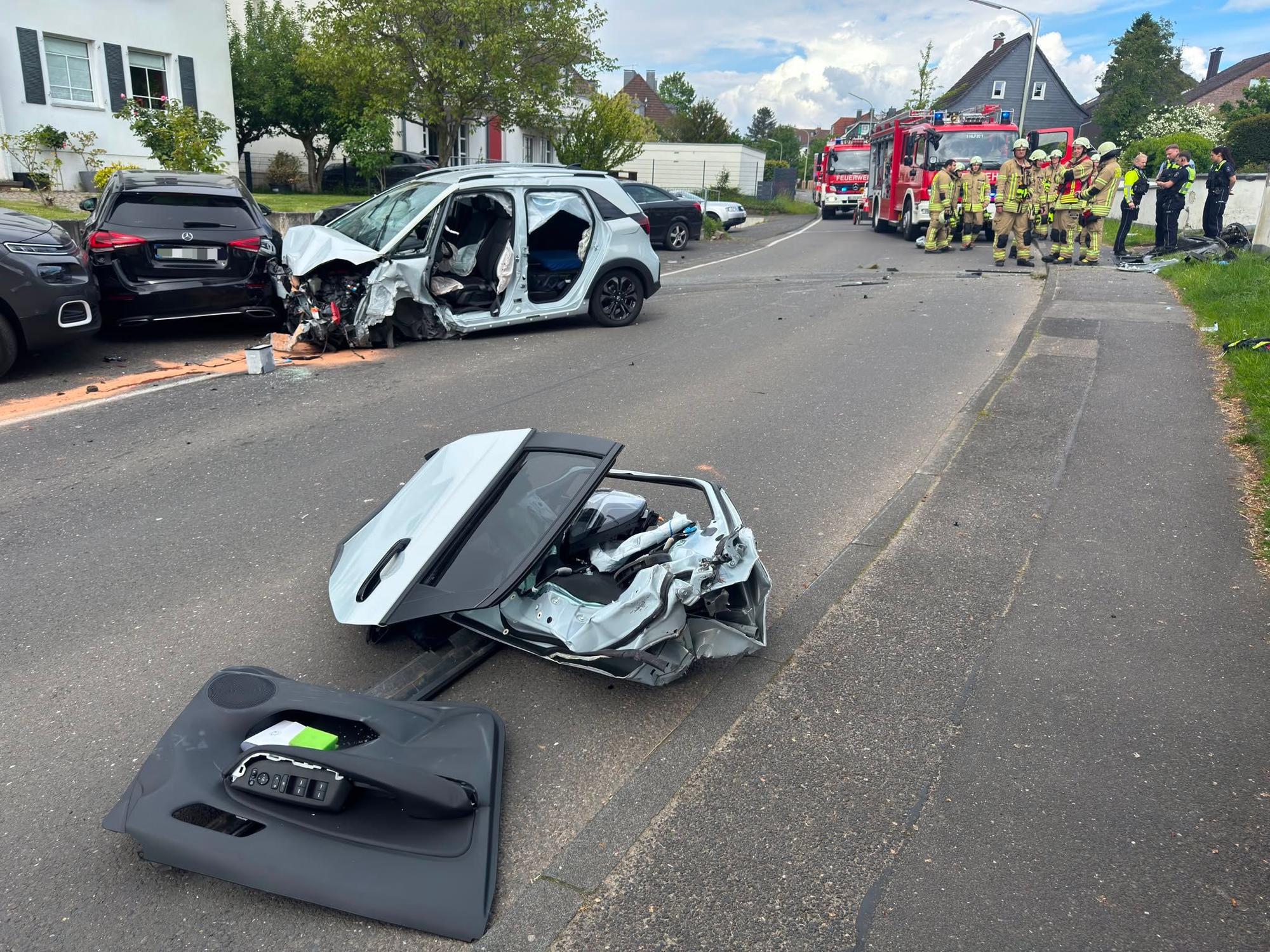 Der Pkw prallte von der Mauer in geparkte Autos. Fahrer und Beifahrer mussten von der Feuerwehr aus dem Wrack befreit werden.