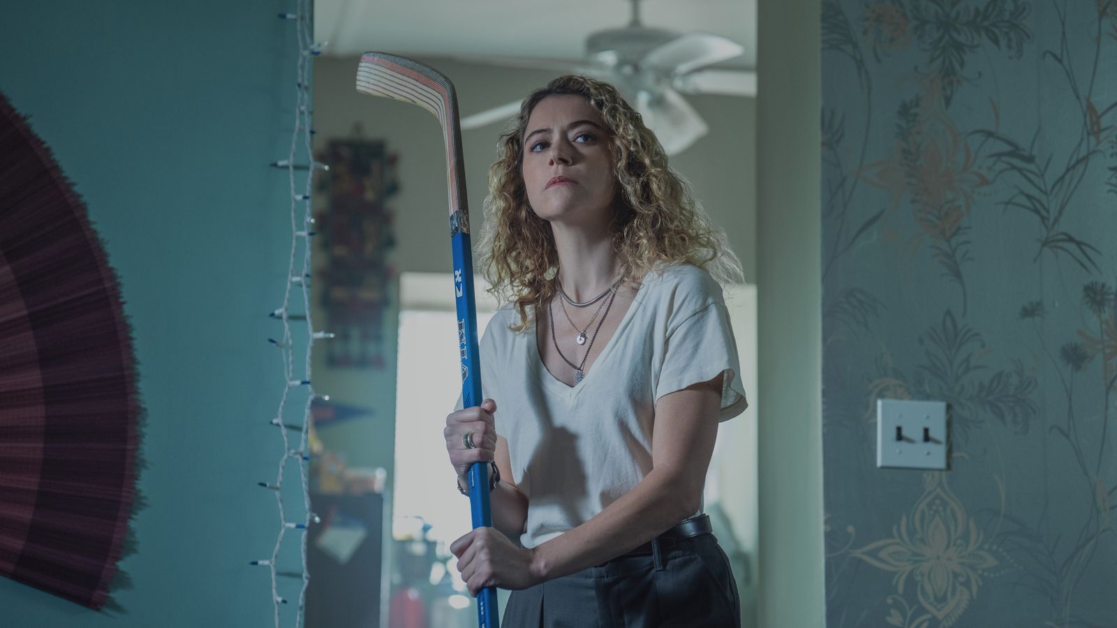Nach ihrer Scheidung hat Paula (Tatiana Maslany) eigentlich schon genug um die Ohren. Doch dann glaubt sie, ein Verbrechen beobachtet zu haben und stürzt sich Hals über Kopf in Ermittlungen. (Bild: Apple)