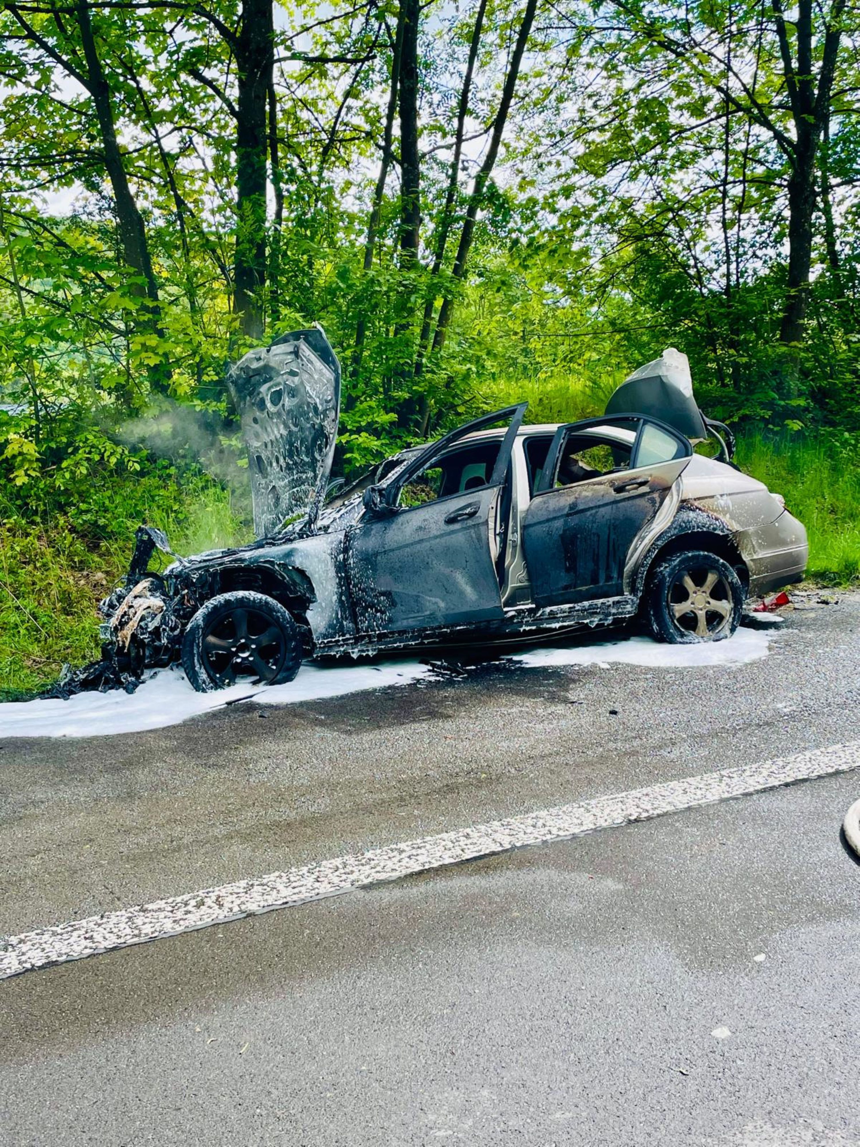 Zu sehen ist ein ausgebranntes Auto