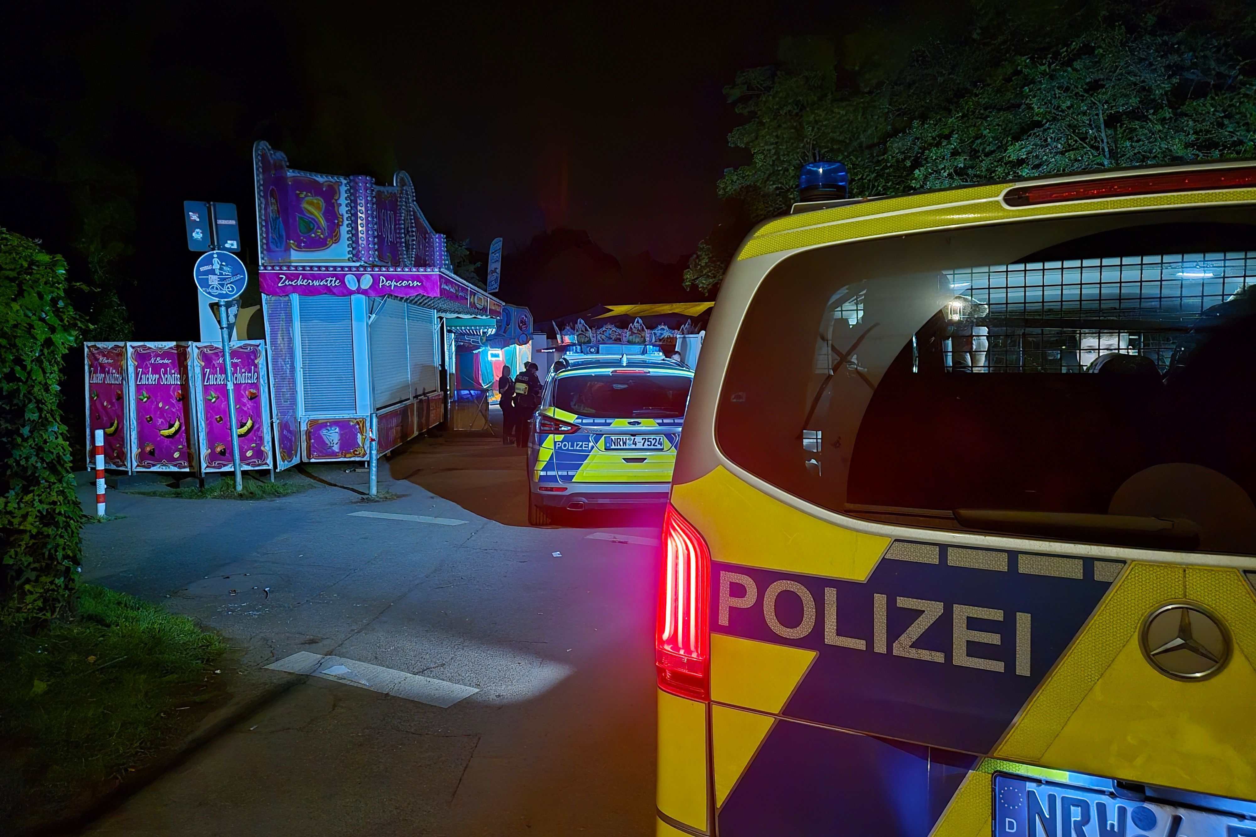 15.05.2026, Nordrhein-Westfalen, Köln: Einsatzkräfte der Polizei sind auf einer Kirmes im Einsatz, nachdem zwei Polizisten angegriffen und verletzt wurden. Auf die Beamten sei eingeschlagen worden, sagte ein Sprecher der Polizei. Foto: Sascha Thelen/dpa +++ dpa-Bildfunk +++