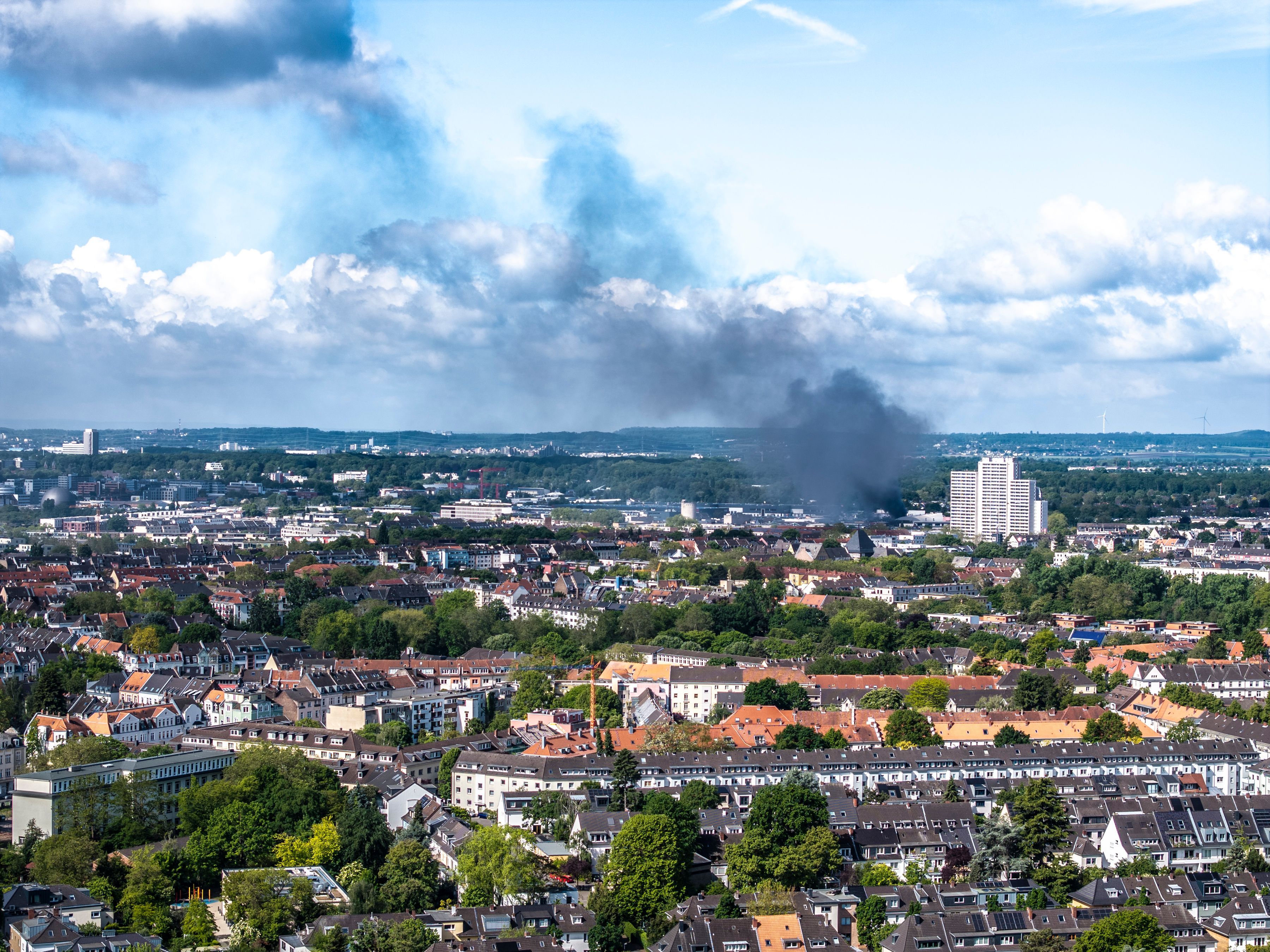 Köln: Über Bickendorf hängen am Samstag (16. Mai) schwarze Rauchwolken. In der Vogelsanger Straße brennt eine Werkstatt.