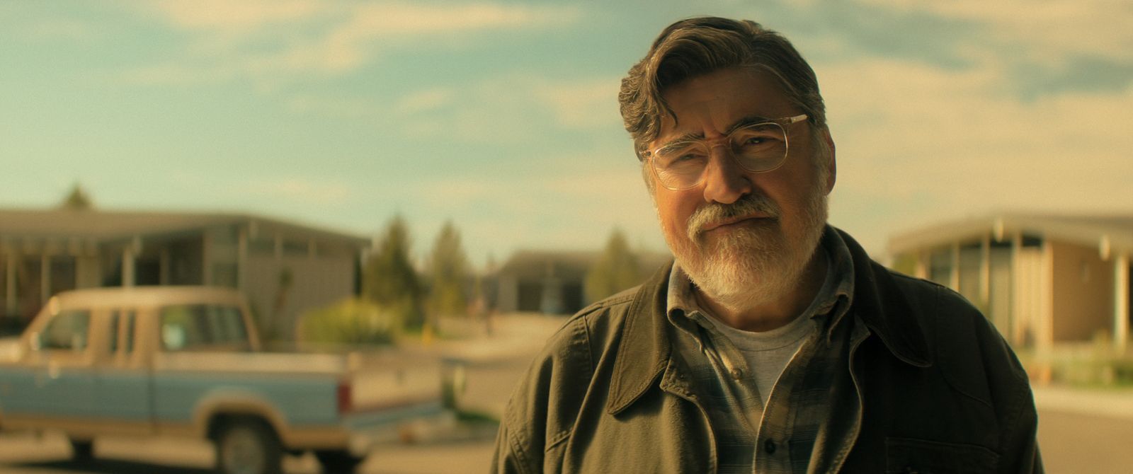 Sam (Alfred Molina) zieht nur widerwillig in die Seniorenstadt „The Boroughs“.  (Bild: 2026 Netflix, Inc.)