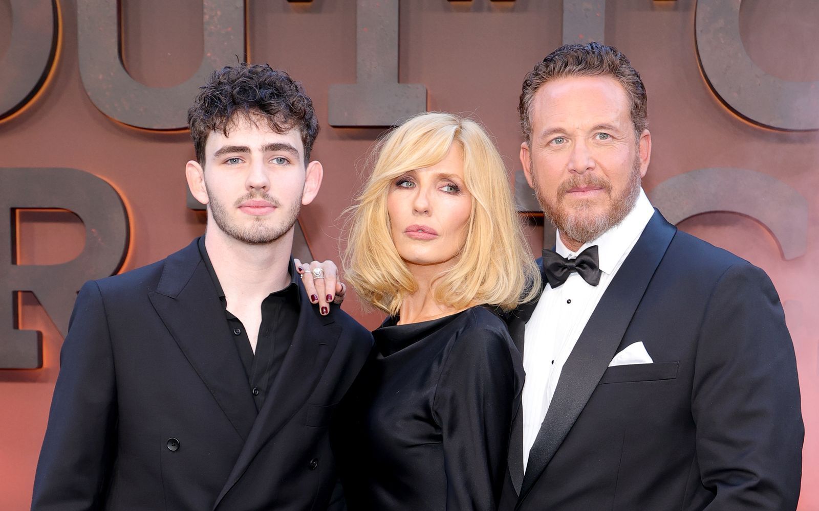 Serien-Familie mit neuem Hauptwohnsitz, von links: Finn Little, Kelly Reilly und Cole Hauser bei der „Dutton Ranch“-Premiere in New York. (Bild: 2026 Getty Images/Michael Loccisano)