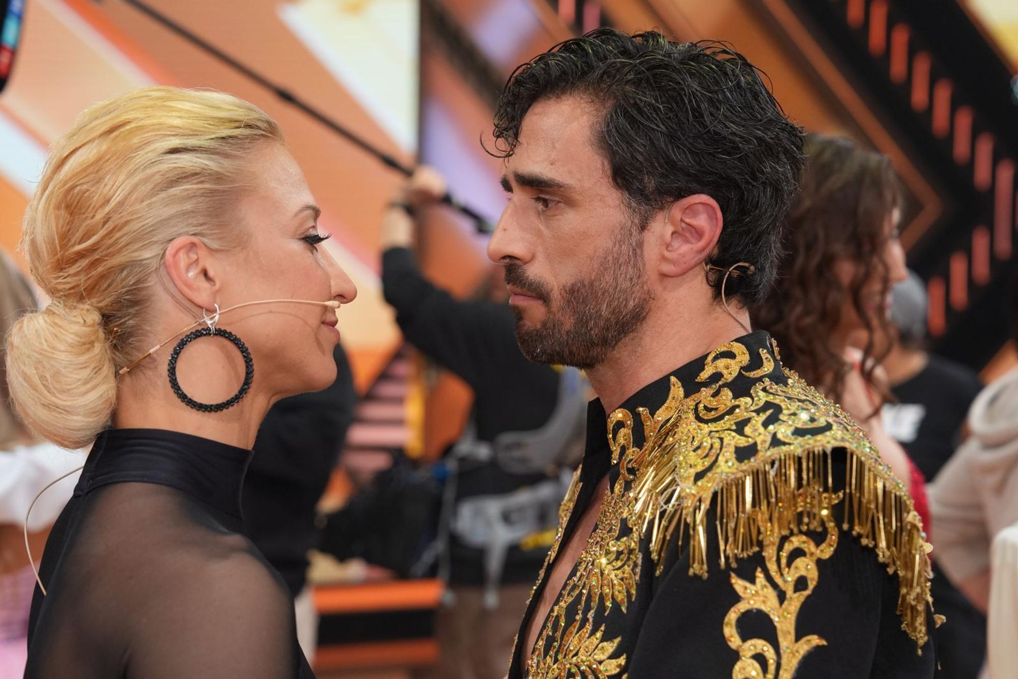 Anna-Carina Woitschack konnte aufatmen. Nicht sie, sondern GZSZ-Star Jan Kittmann muss „Let's Dance“ verlassen. (Bild: RTL / Stefan Gregorowius)