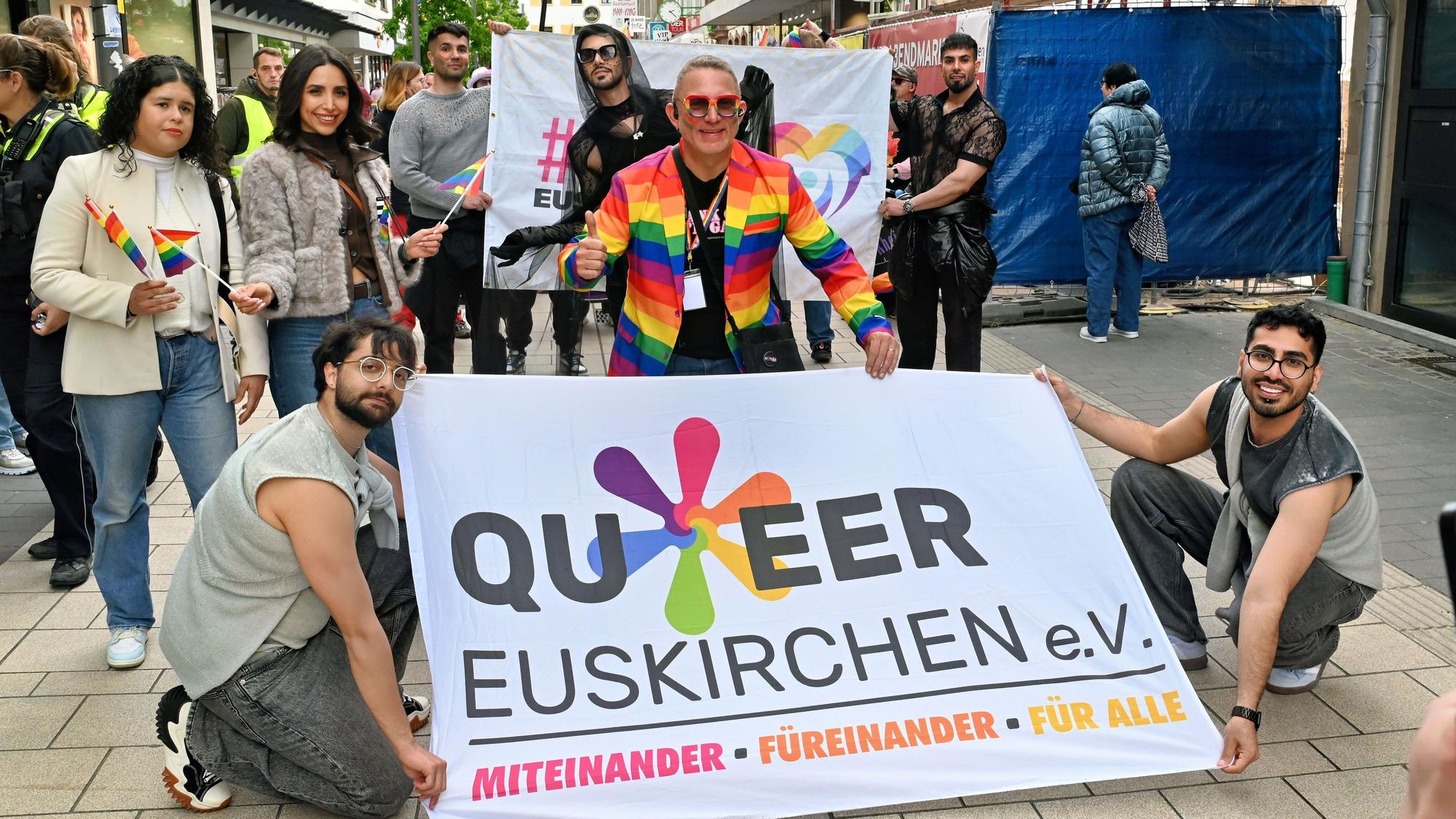 Vereinsvertreter mit einem Transparent, das neben dem Logo auch die Botschaft „Miteinander - Füreinander - Für Alle“ trägt.