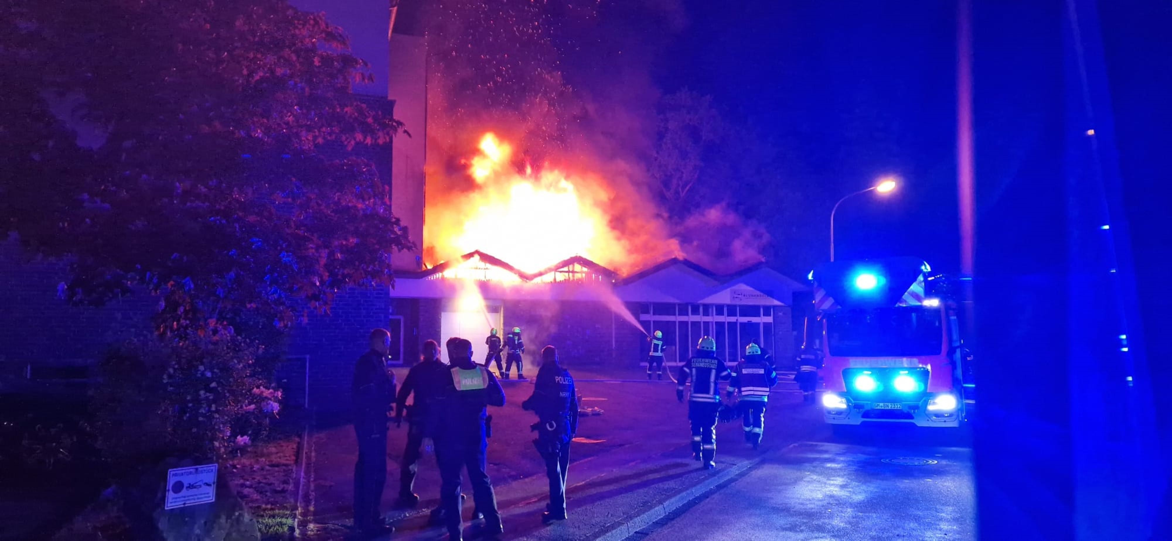 Foto vom Feuer im Dachstuhl einer Metallhandlung in Bergneustadt.