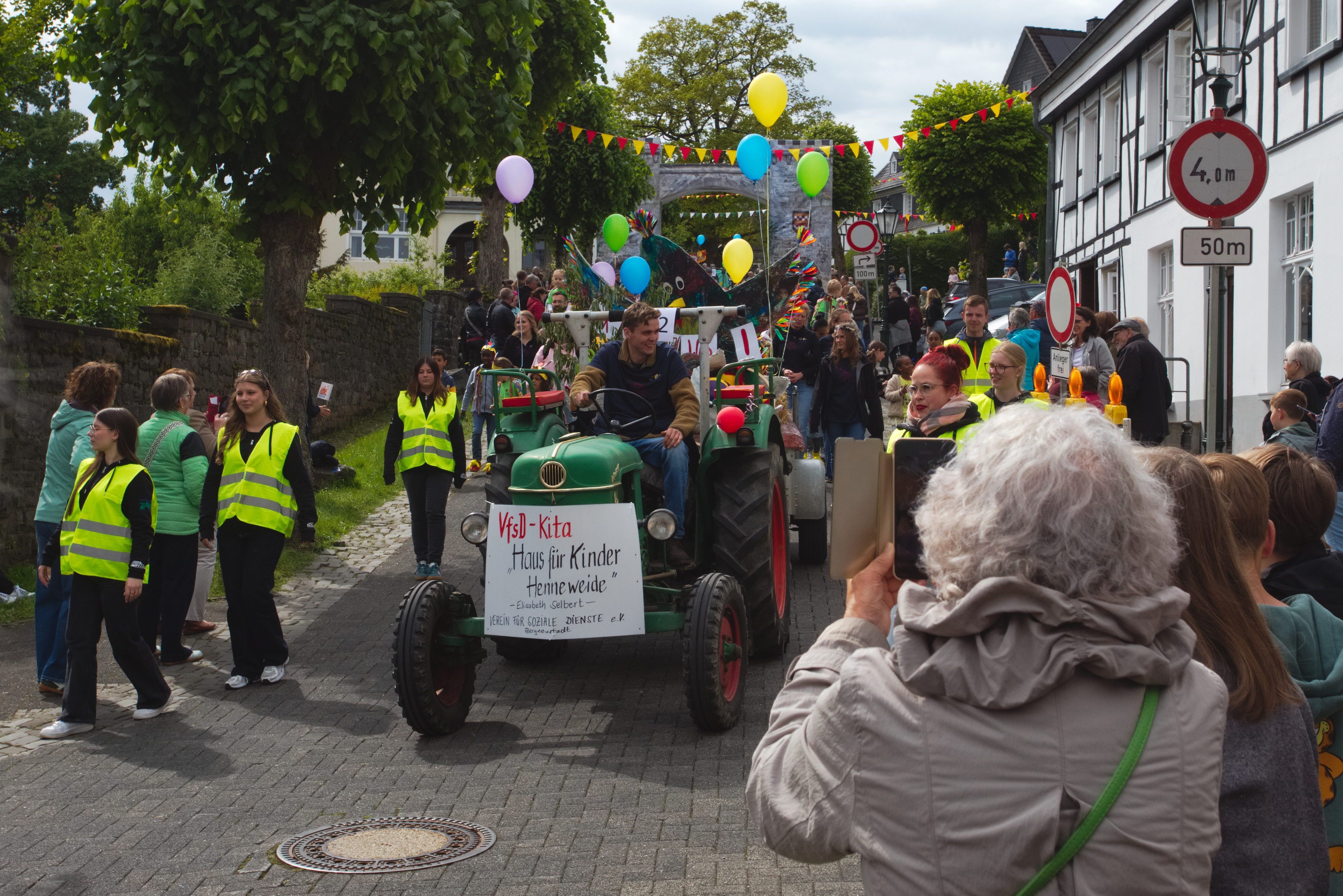 Szene vom Festumzug zum 725. Stadtgeburtstag Bergneustadts