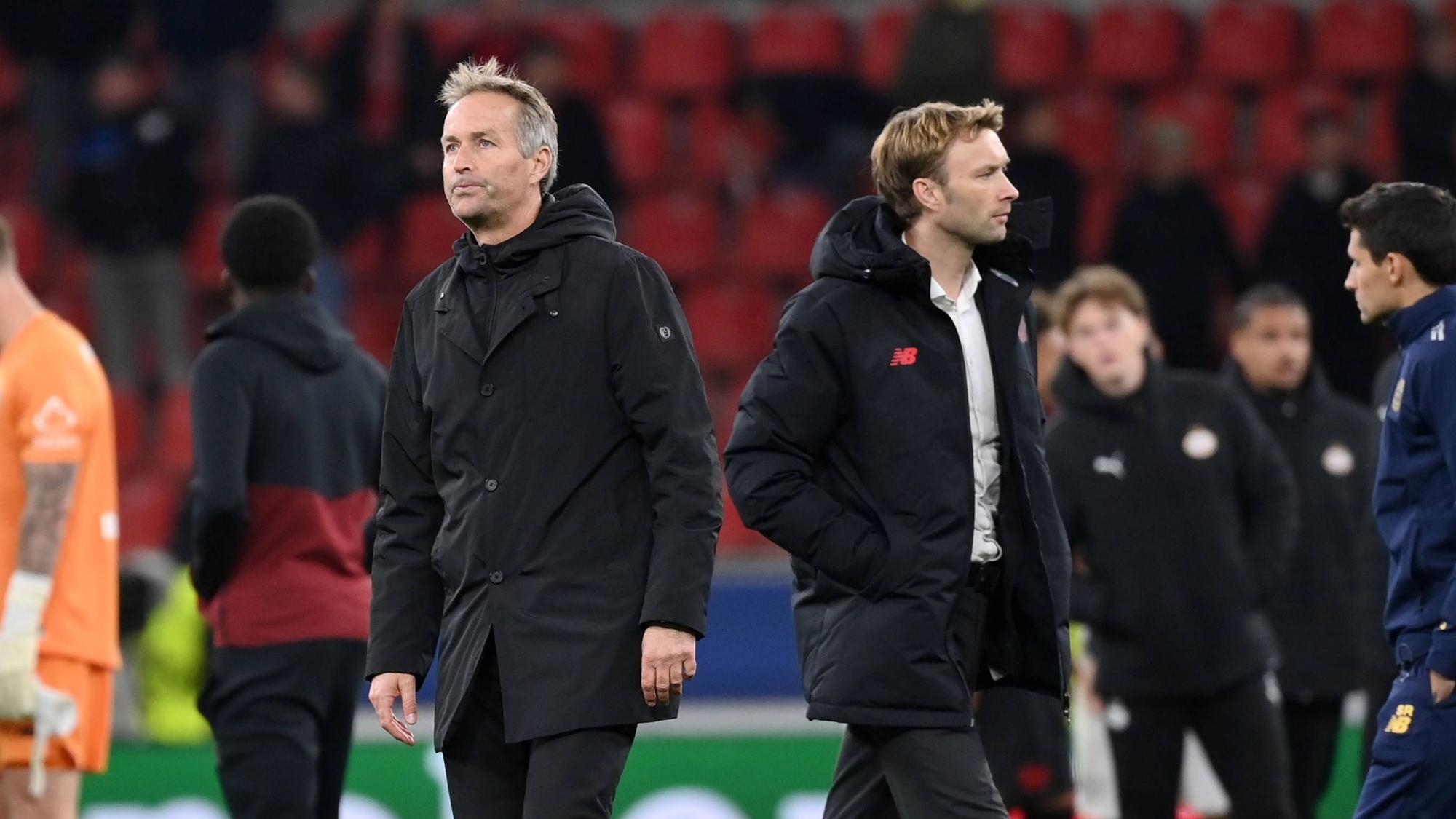 Trainer Kasper Hjulmand Bayer 04 Leverkusen, Simon Rolfes Sportdirektor Bayer 04 Leverkusen, v.li., nach dem Spiel 01.10.2025, Fussball Champions League 2025/2026, 2. Spieltag, Bayer 04 Leverkusen - PSV Eindhoven 1:1 UEFA regulations prohibit any use of photographs as image sequences and/or quasi-video Leverkusen BayArena Nordrhein Westfalen Deutschland *** Coach Kasper Hjulmand Bayer 04 Leverkusen , Simon Rolfes Sports Director Bayer 04 Leverkusen , v li , after the match 01 10 2025, Football Champions League 2025 2026, Matchday 2, Bayer 04 Leverkusen PSV Eindhoven 1 1 UEFA regulations prohibit any use of photographs as image sequences and or quasi video Leverkusen BayArena Nordrhein Westfalen Germany Team2