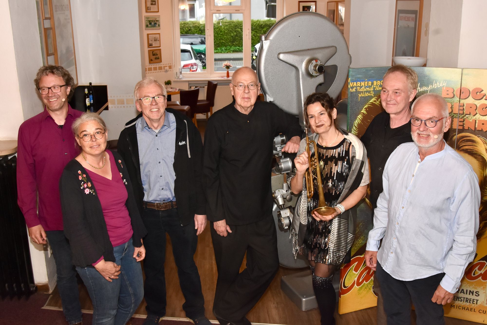Gäste und Moderatoren beim Hennefer Sofa, v.l.: Freerk Baumann, Susanne Heyd, Heinz Heußen, Wilhelm Geschwind, Susanne Riemer, Erhard „Hatti“ Rau, Ralf Rohrmoser von Glasow
