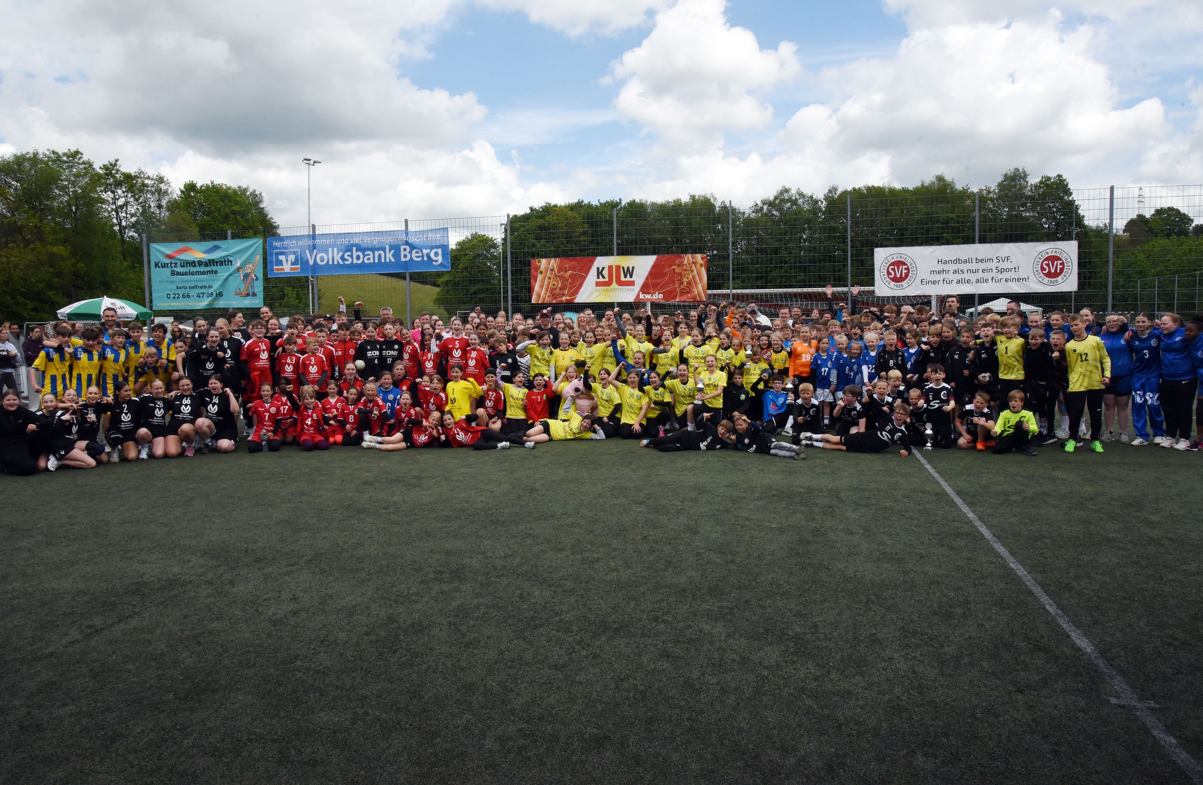 So sehen Sieger aus: Gruppenfoto aller erfolgreichen Teams des Feldhandballturniers in Frielingsdorf.