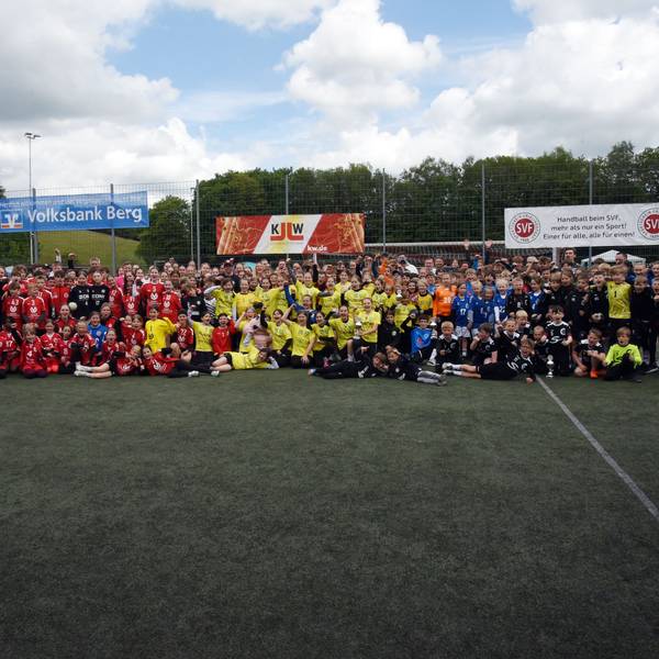 So sehen Sieger aus: Gruppenfoto aller erfolgreichen Teams des Feldhandballturniers in Frielingsdorf.