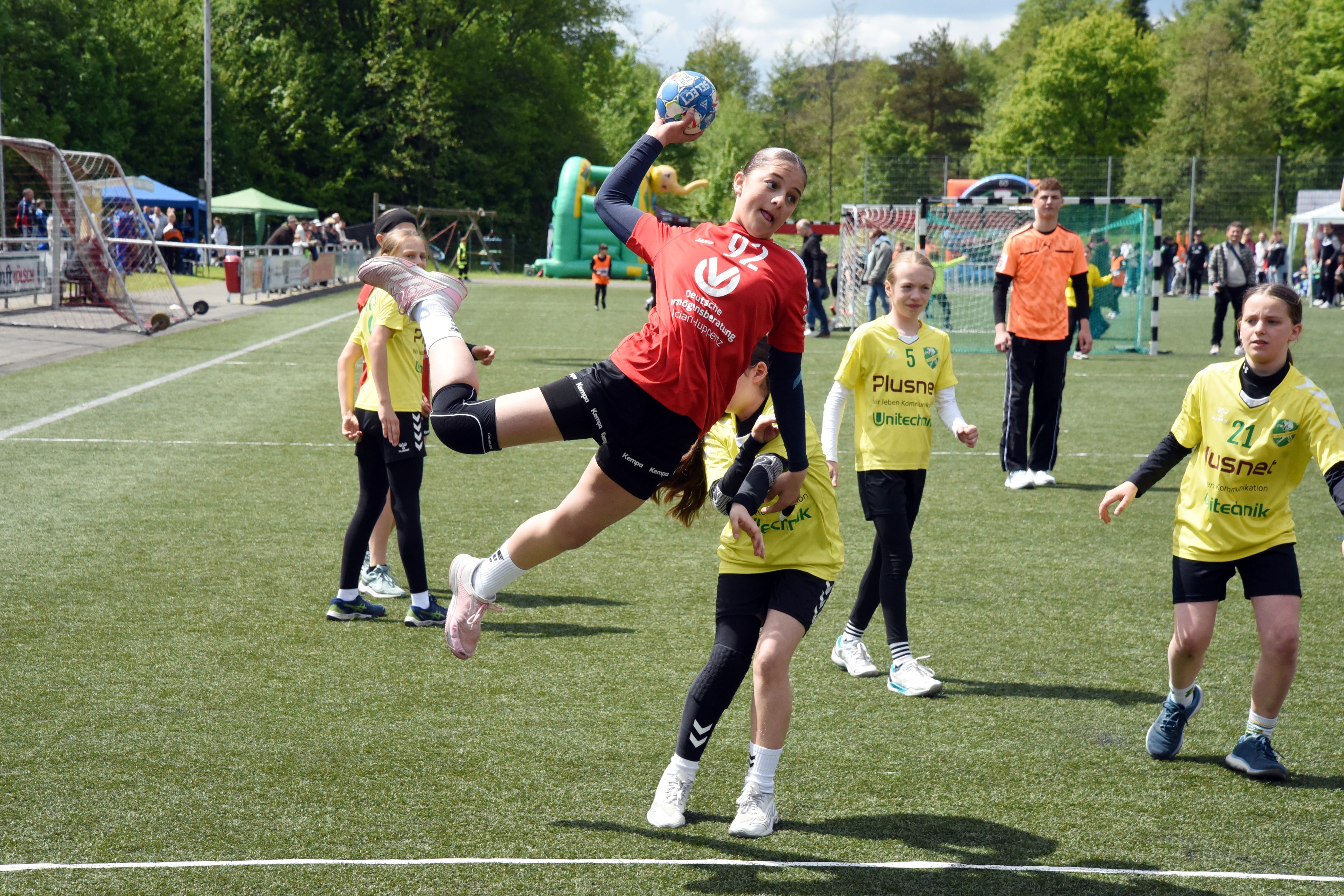 Ein Feldhandballspiel.
