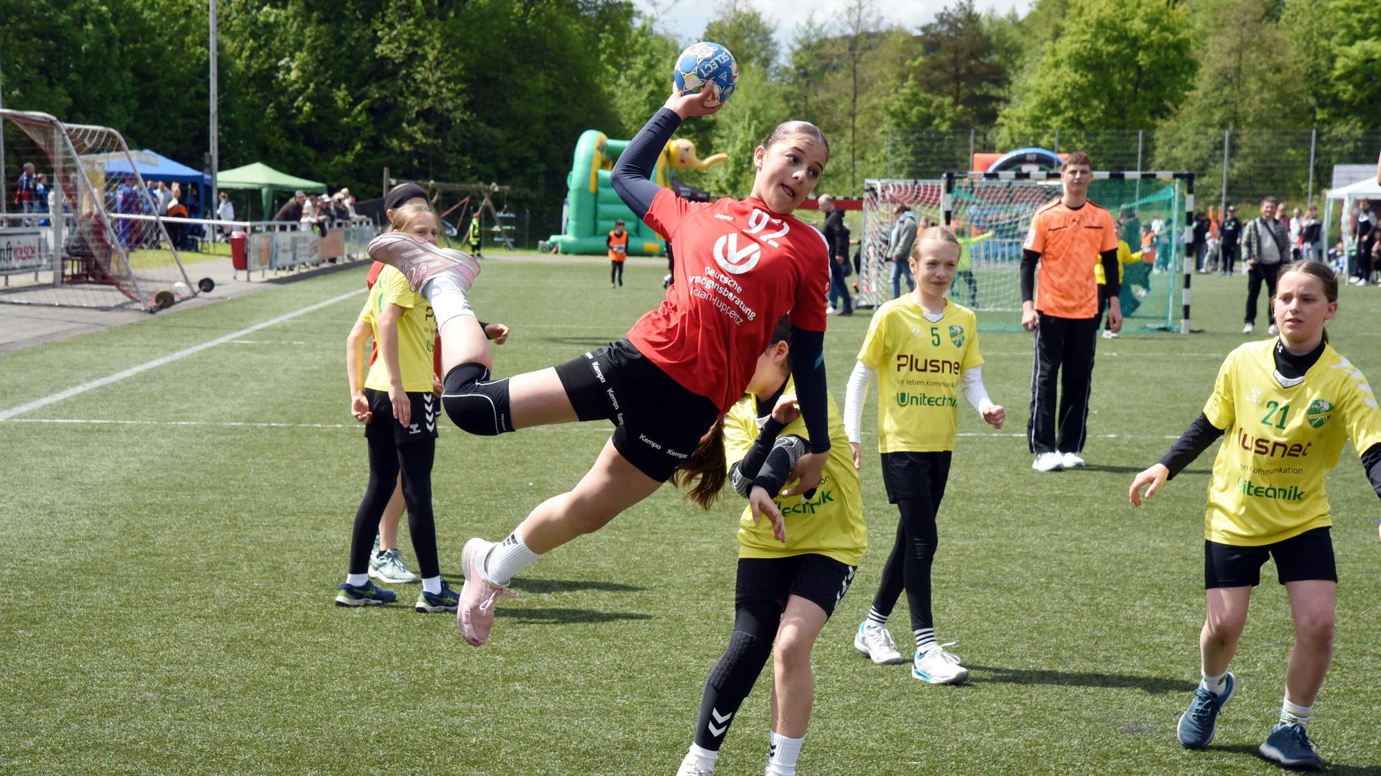 Ein Feldhandballspiel.