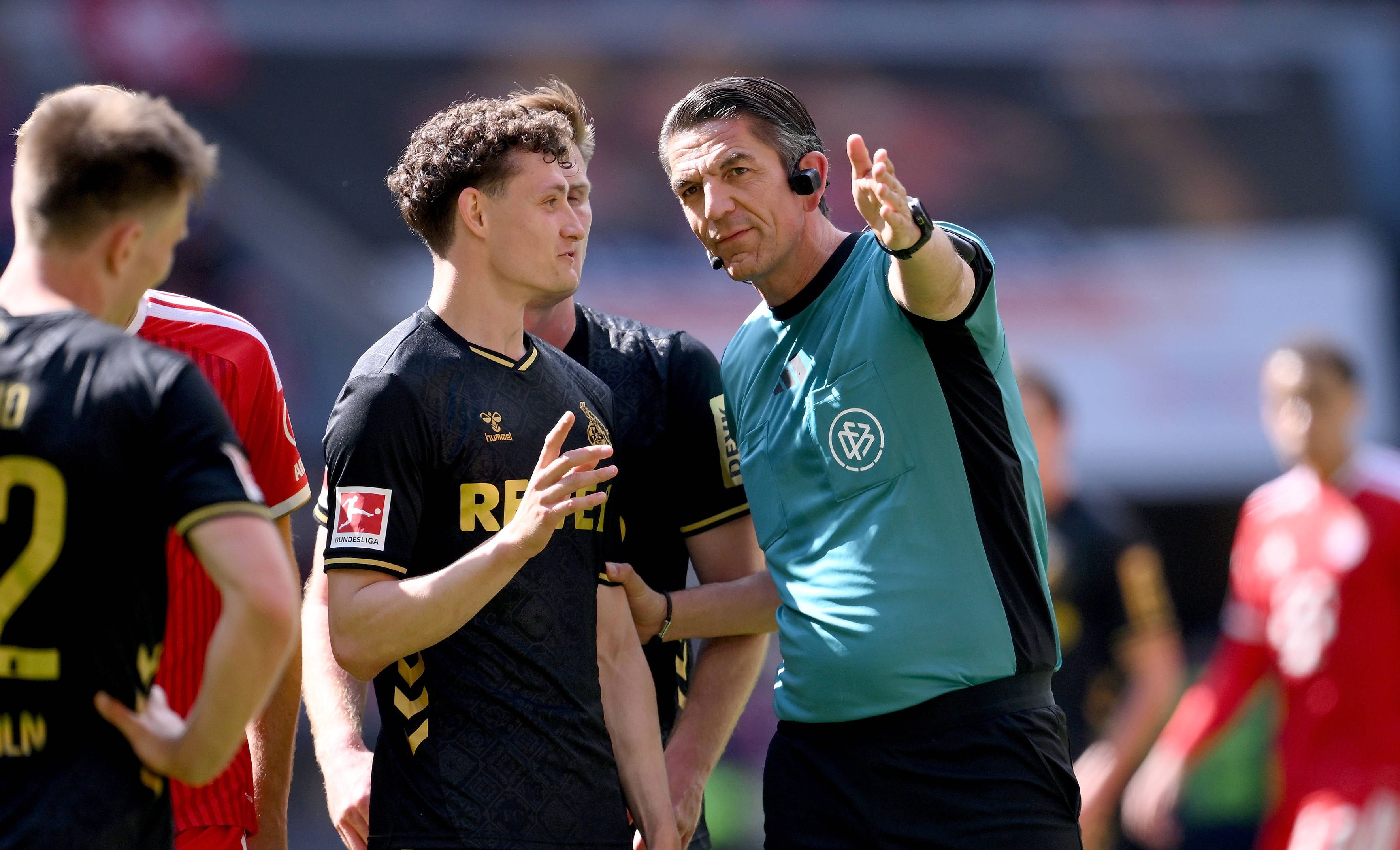 FC-Profi Eric Martel im Gespräch mit Schiedsrichter Deniz Aytekin.