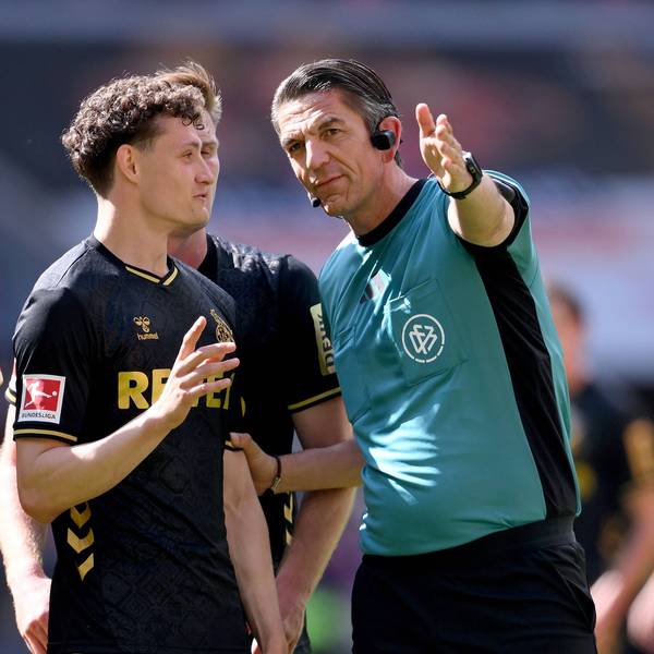 FC-Profi Eric Martel im Gespräch mit Schiedsrichter Deniz Aytekin.