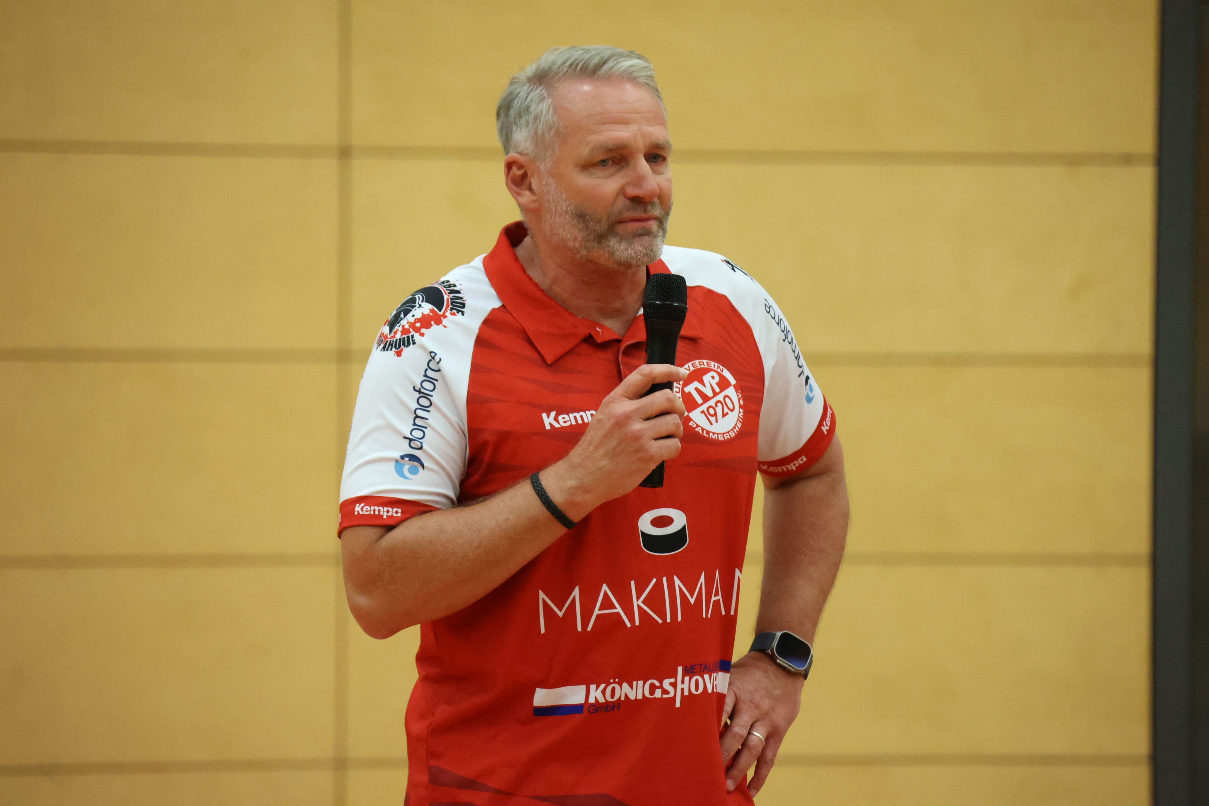 Das Bild zeigt den TVP-Trainer während seiner Rede.