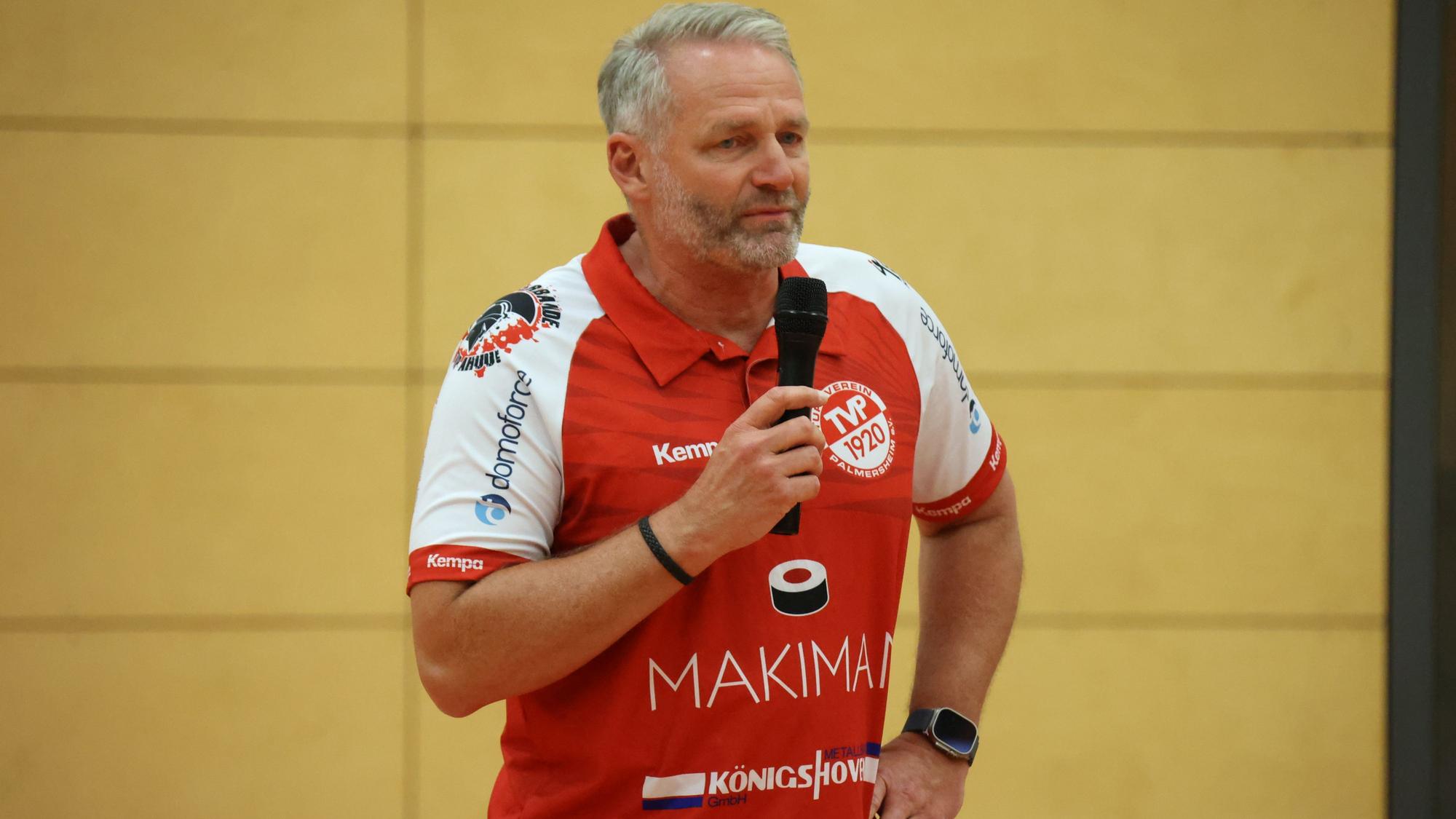Das Bild zeigt den TVP-Trainer während seiner Rede.