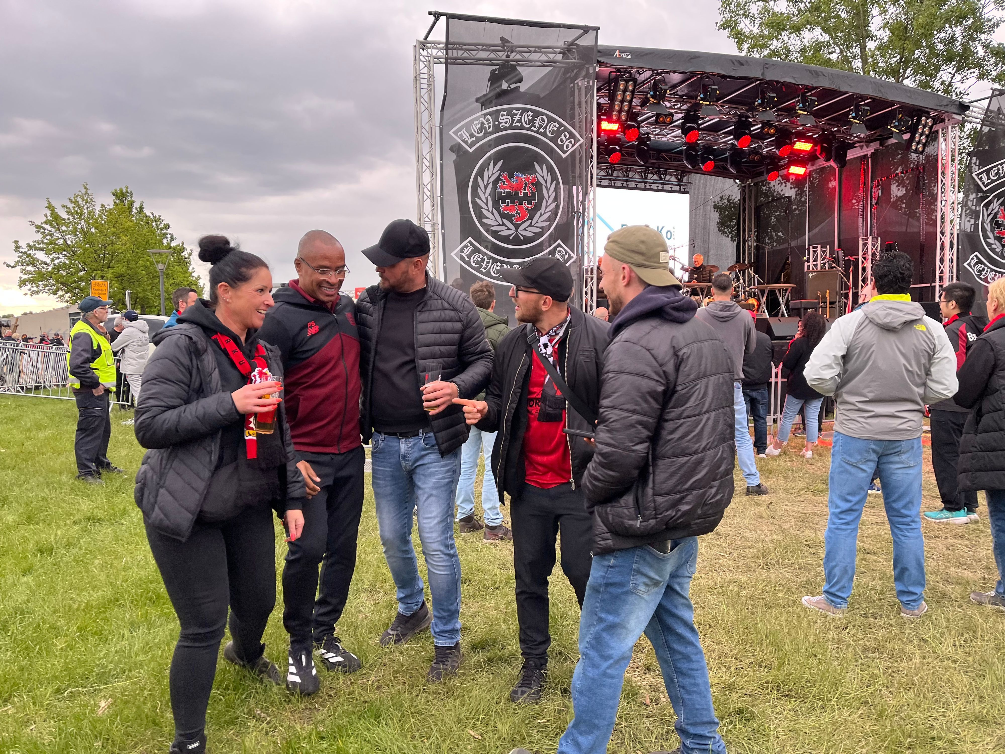 Paulo Sergio (2.v.l.) mischt sich mit Begeisterung unter die Fans.