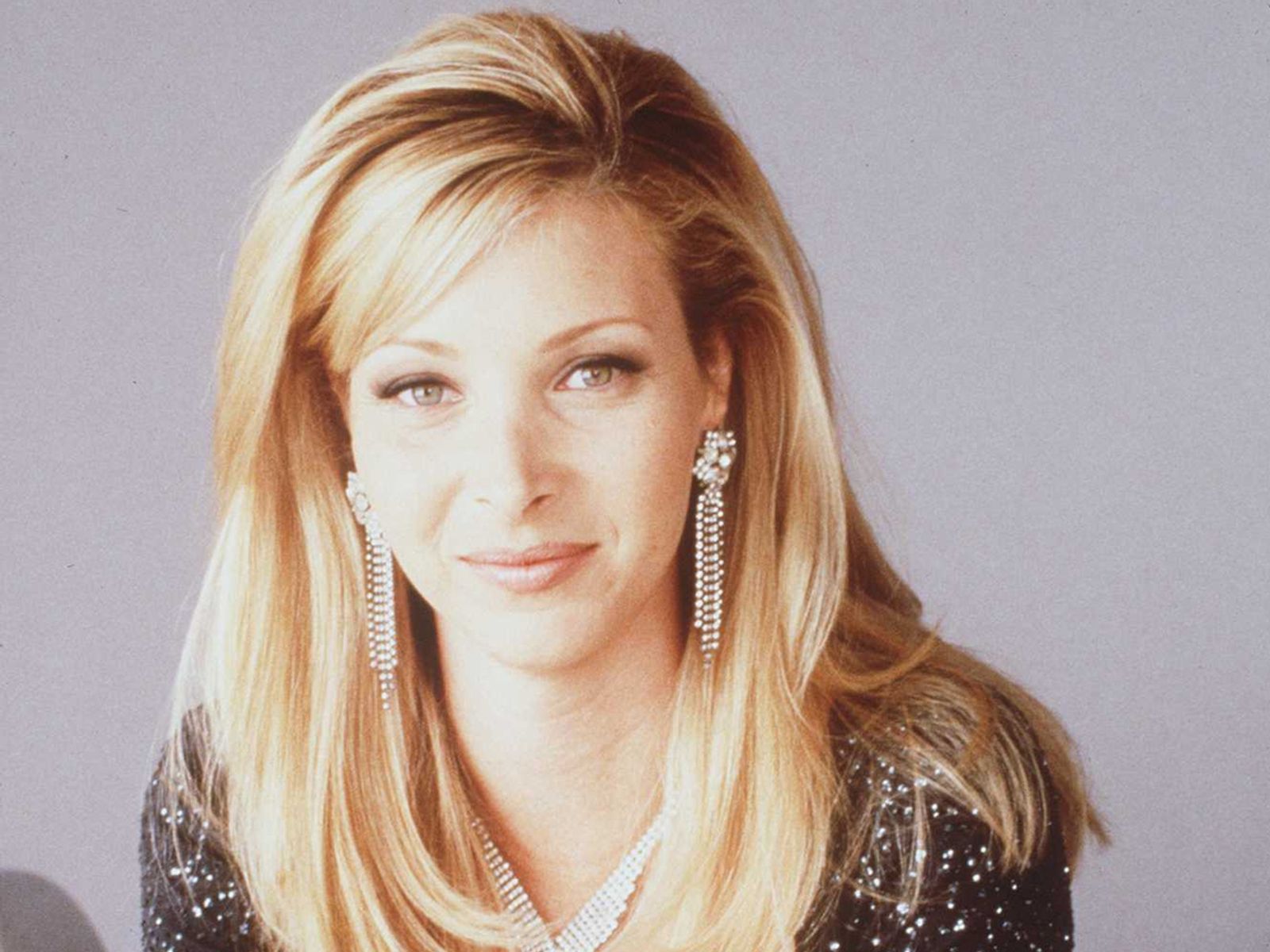 Sie ist die einzige Schauspielerin, die von „Friends“ gewissermaßen doppelt Abschied nehmen musste: Schließlich verkörperte Lisa Kudrow nicht nur die herrlich verquere Blondine Phoebe, sondern auch deren Zwillingsschwester Ursula. (Bild: Getty Images / Pressemitteilung)
