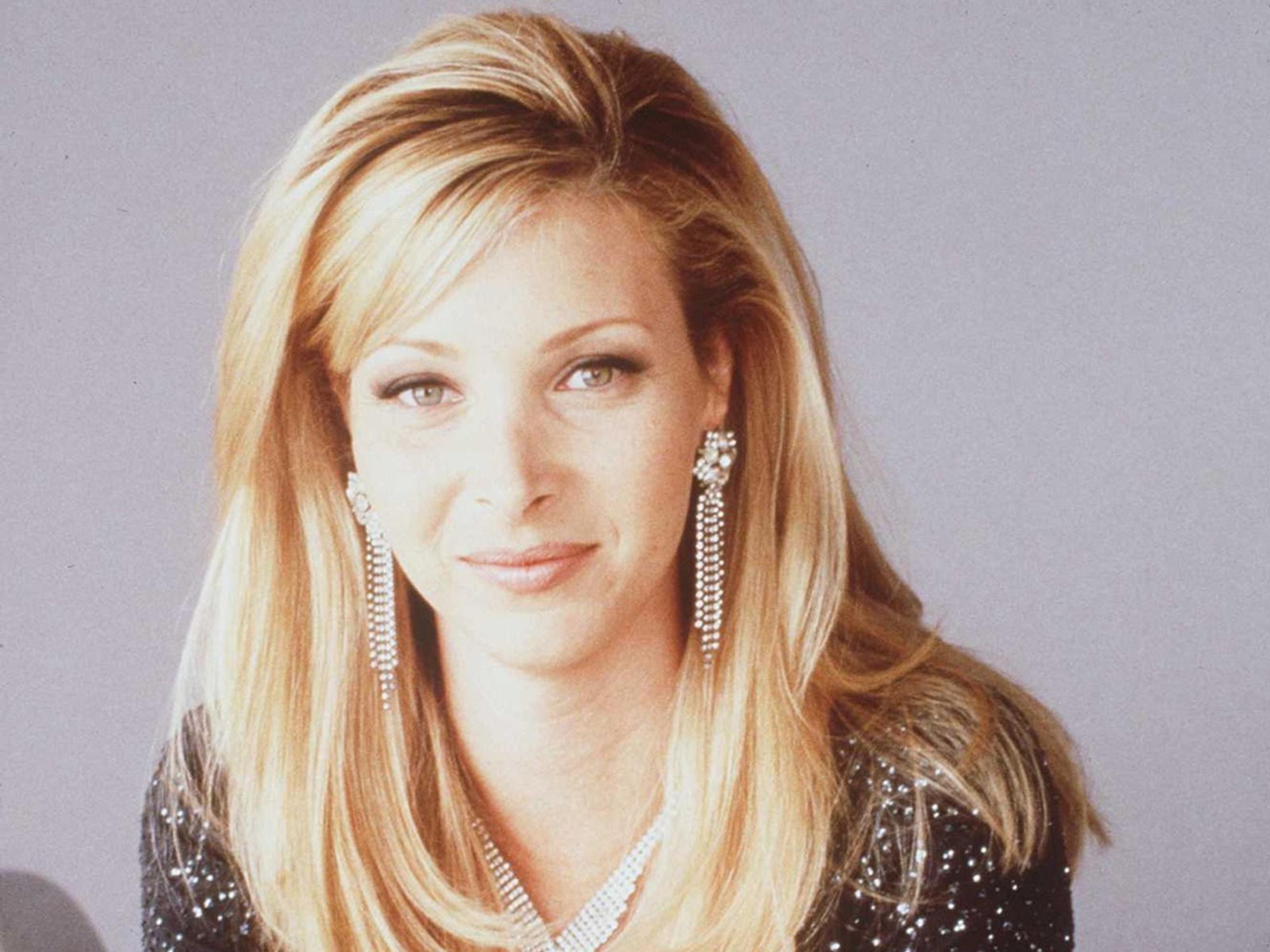 Sie ist die einzige Schauspielerin, die von „Friends“ gewissermaßen doppelt Abschied nehmen musste: Schließlich verkörperte Lisa Kudrow nicht nur die herrlich verquere Blondine Phoebe, sondern auch deren Zwillingsschwester Ursula. (Bild: Getty Images / Pressemitteilung)
