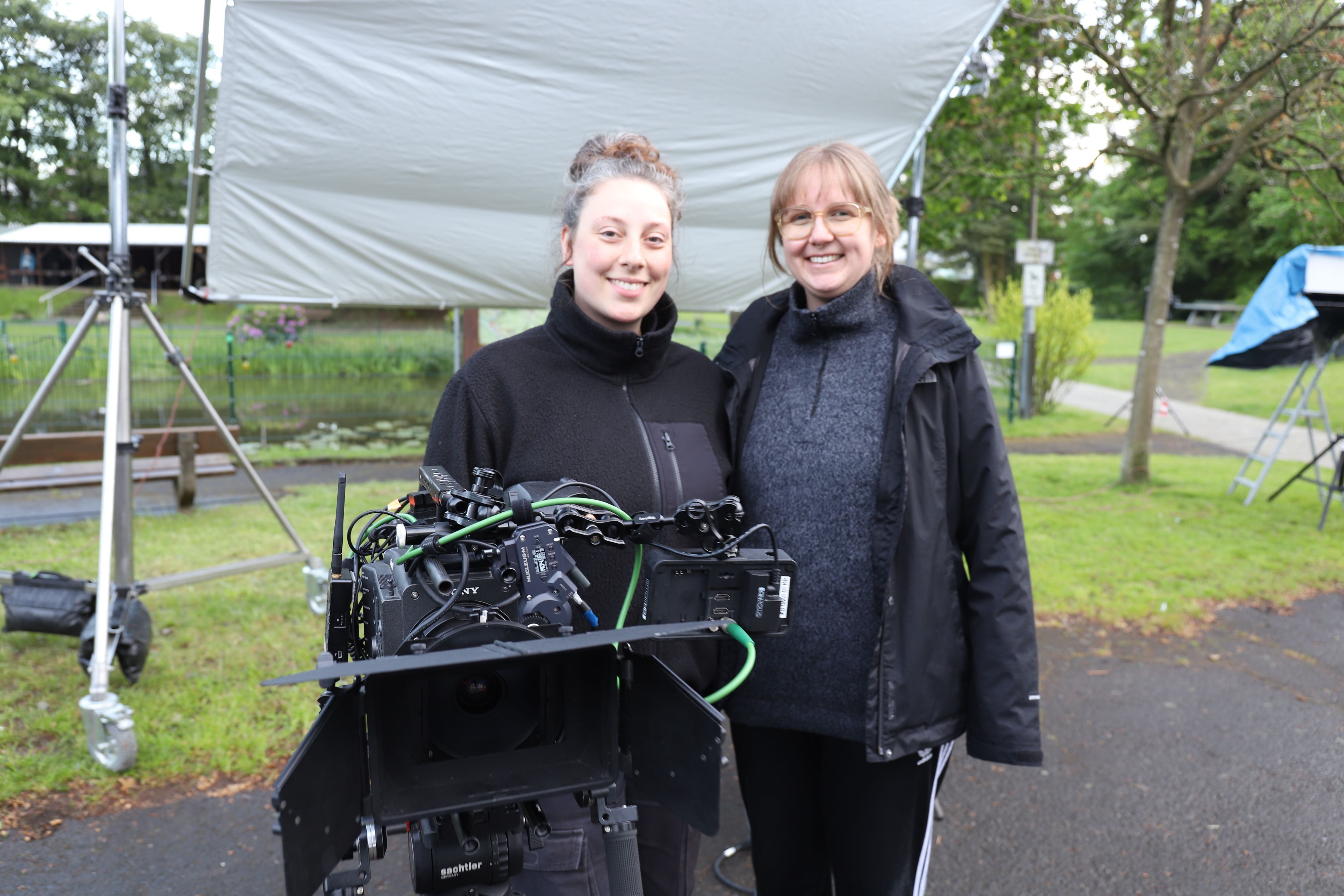 Theresa Kramer (r.) und Roya Ghanavati drehen in Hennef einen 25-minütigen Kurzfilm als Abschlussarbeit für ihr Studium mit dem Titel „Dorfbratzen“.