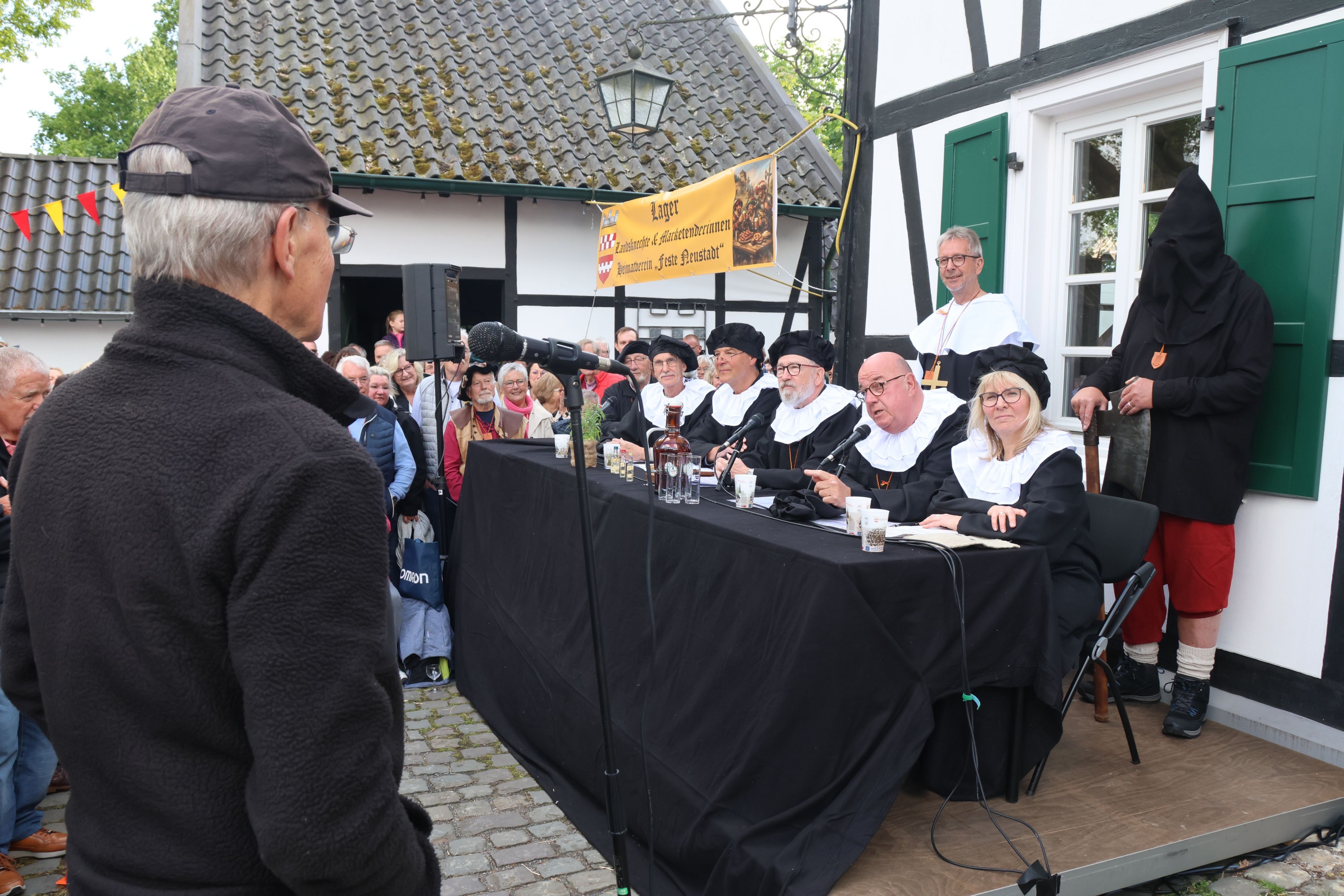 Blick auf eine Verhandlung vor dem historischen Femegericht der Stadt Bergneustadt
