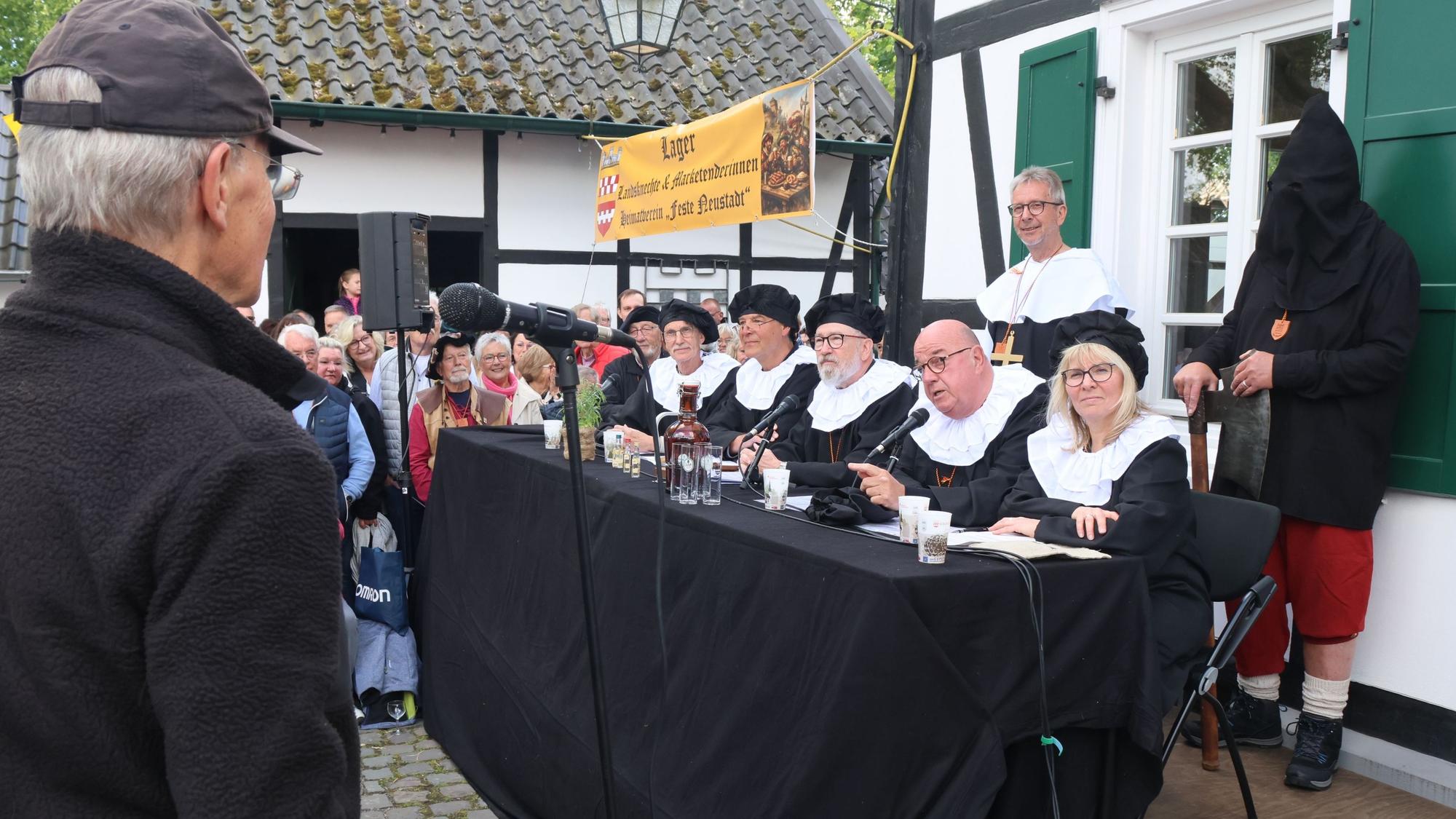 Blick auf eine Verhandlung vor dem historischen Femegericht der Stadt Bergneustadt
