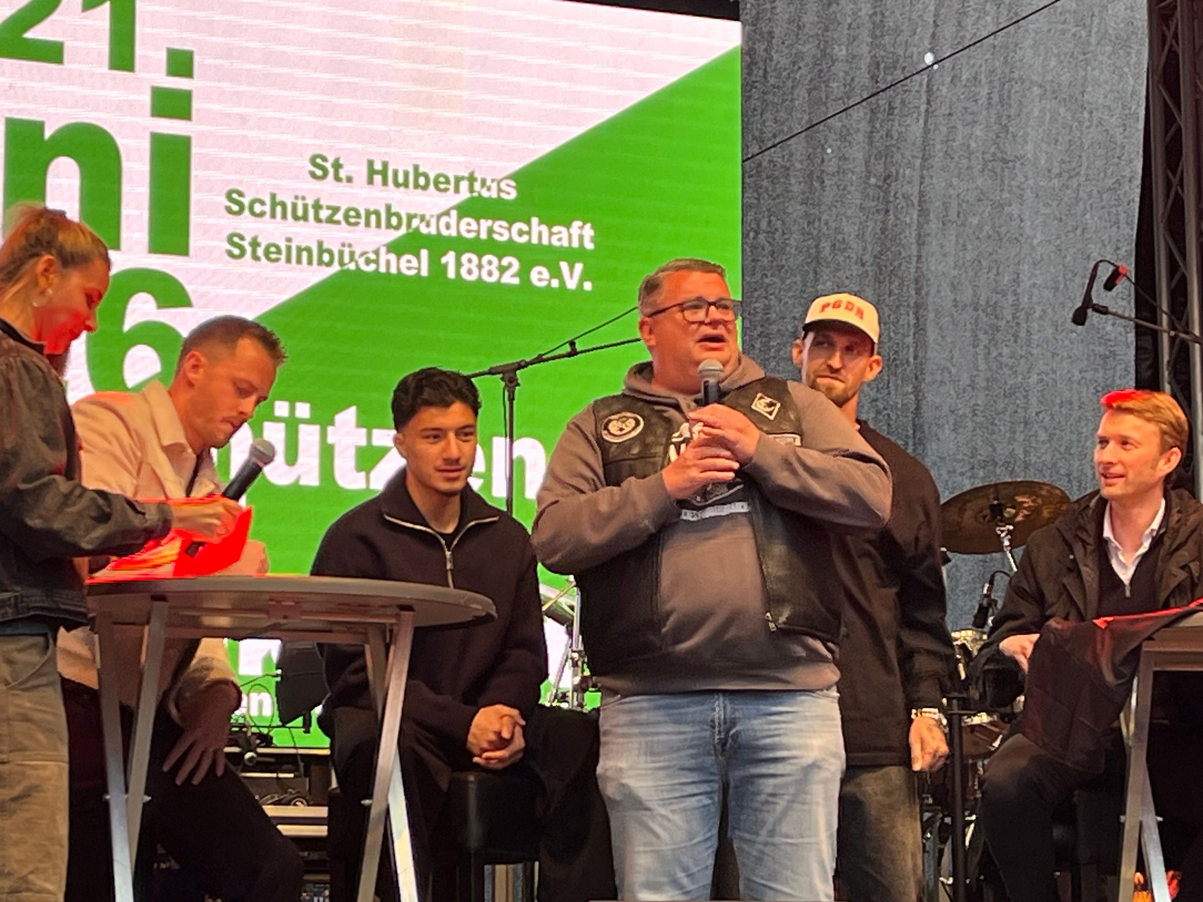 Marco Giese (M.) von der Lev-Szene hat das Event hauptverantwortlich organisiert und wird von der aktuellen Mannschaft mit einem Trikot geehrt.