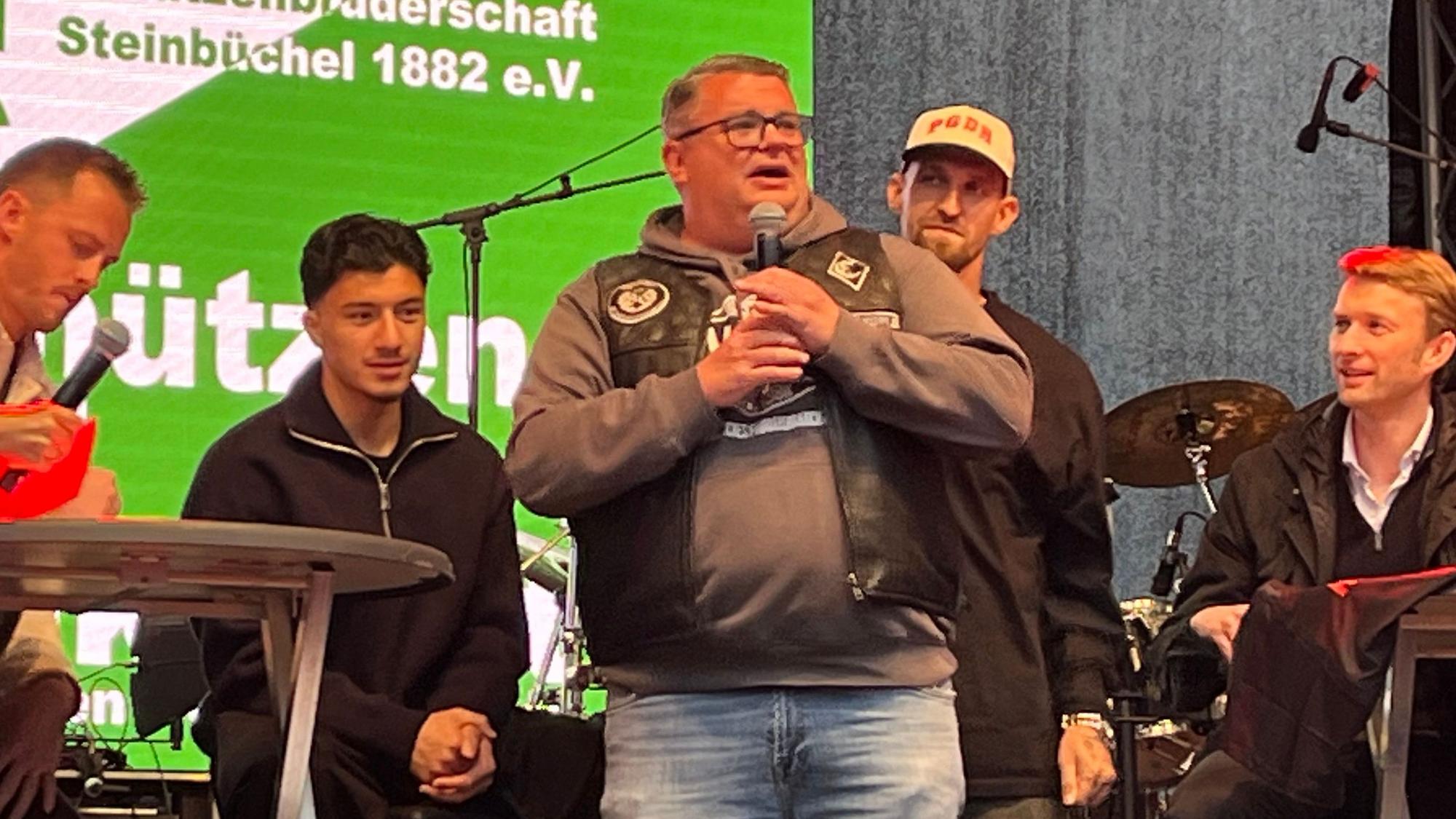 Marco Giese (M.) von der Lev-Szene hat das Event hauptverantwortlich organisiert und wird von der aktuellen Mannschaft mit einem Trikot geehrt.