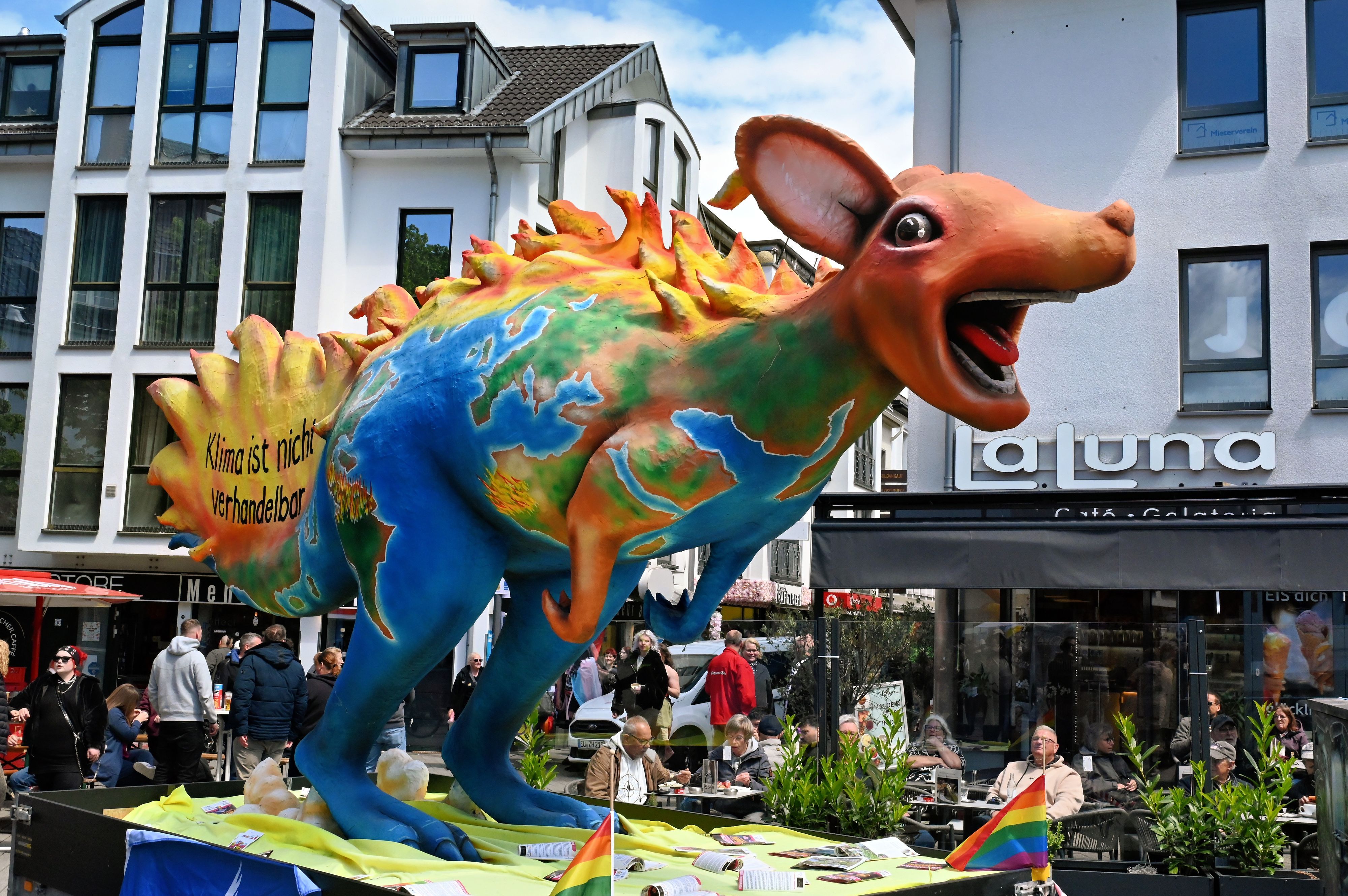 Auf dem Rücken des farbenfroh gestalteten Kängurus sind Flammen und die Botschaft „Klima ist nicht verhandelbar“ zu sehen.