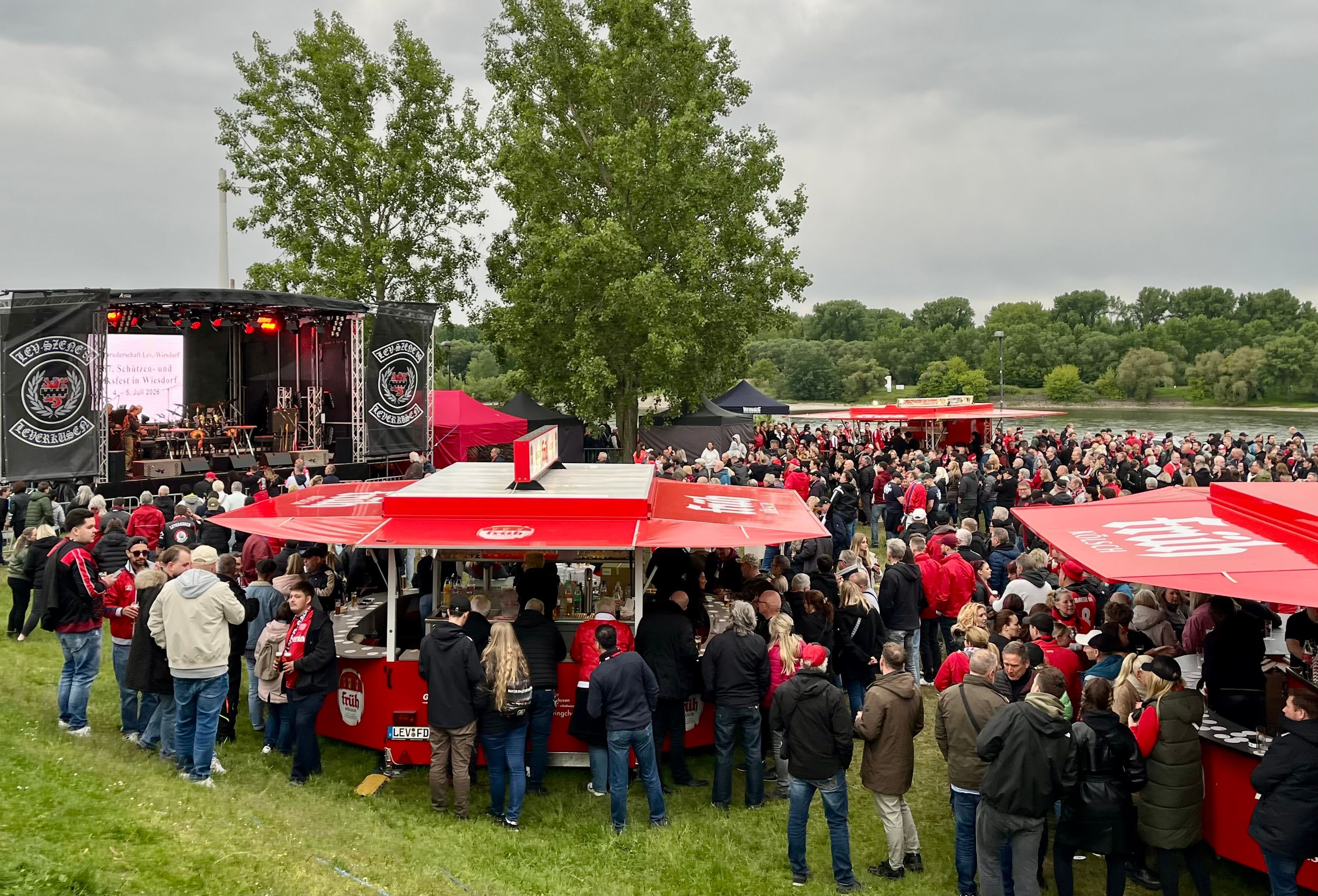 Tausende Fans kamen aus dem Stadion an den Rhein.