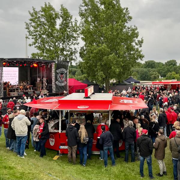 Tausende Fans kamen aus dem Stadion an den Rhein.