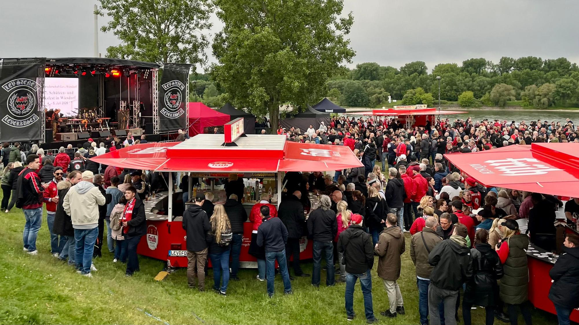 Tausende Fans kamen aus dem Stadion an den Rhein.