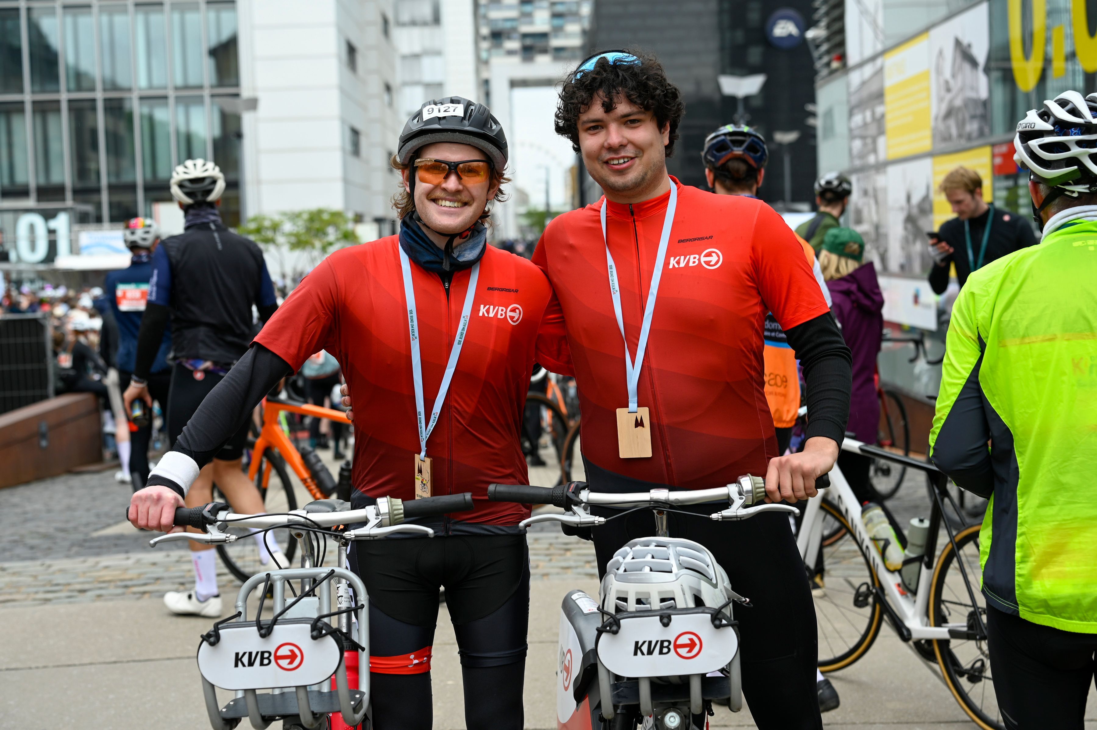 Jonathan Schmiegel (l., 27) und Hendrik Berndt (r., 23) haben es mit den KVB-Leihrädern in nur einer Stunde von Bergisch Gladbach an den Rheinauhafen geschafft. Durchschnittliche Geschwindigkeit: 27 Kilometer pro Stunde.