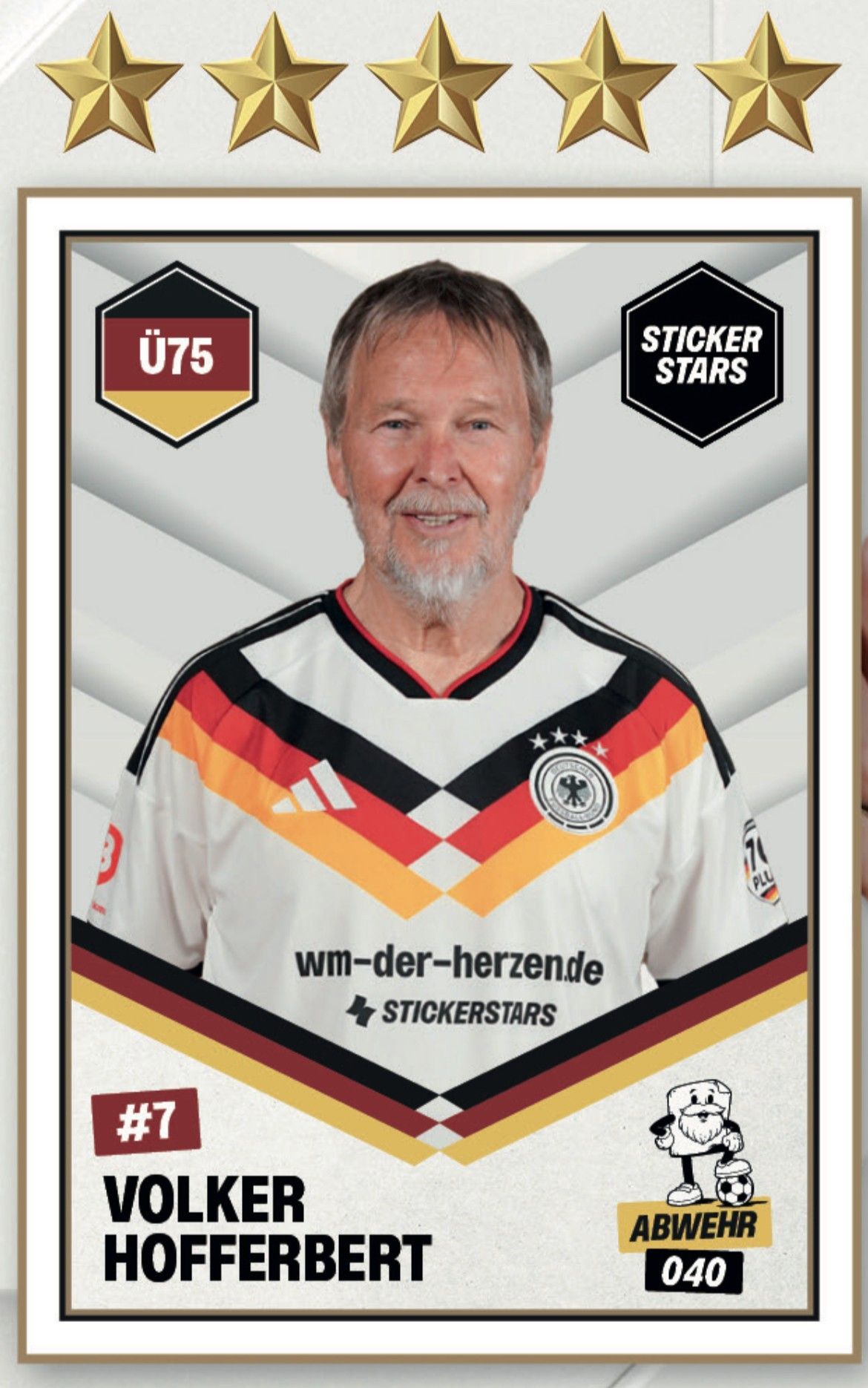 Der Windecker Ü75 Nationalkicker Volker Hofferbert hat es nach vielen Fußball-Stationen in seinem Leben endlich auf den Sticker geschafft.