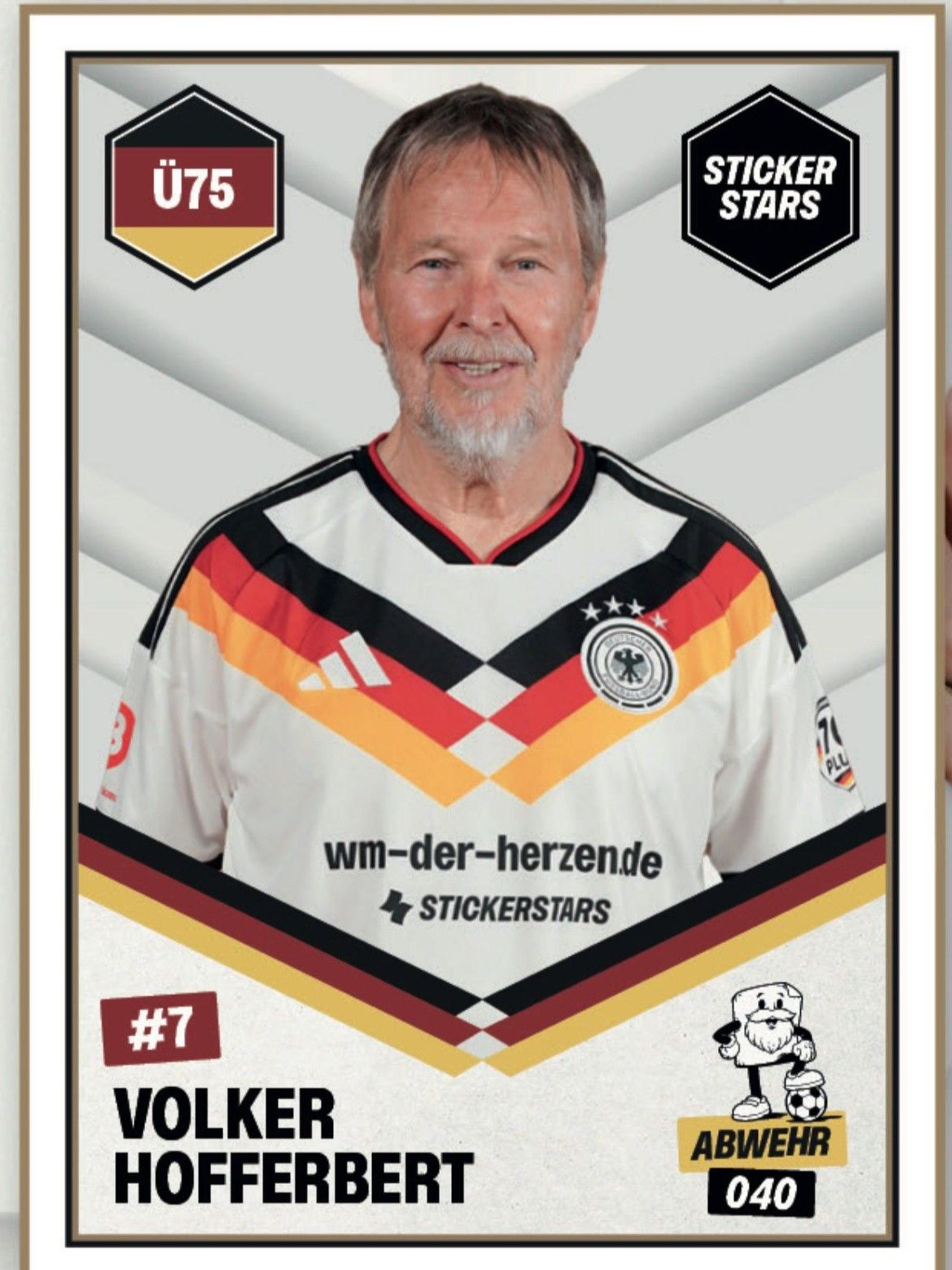 Der Windecker Ü75 Nationalkicker Volker Hofferbert hat es nach vielen Fußball-Stationen in seinem Leben endlich auf den Sticker geschafft.