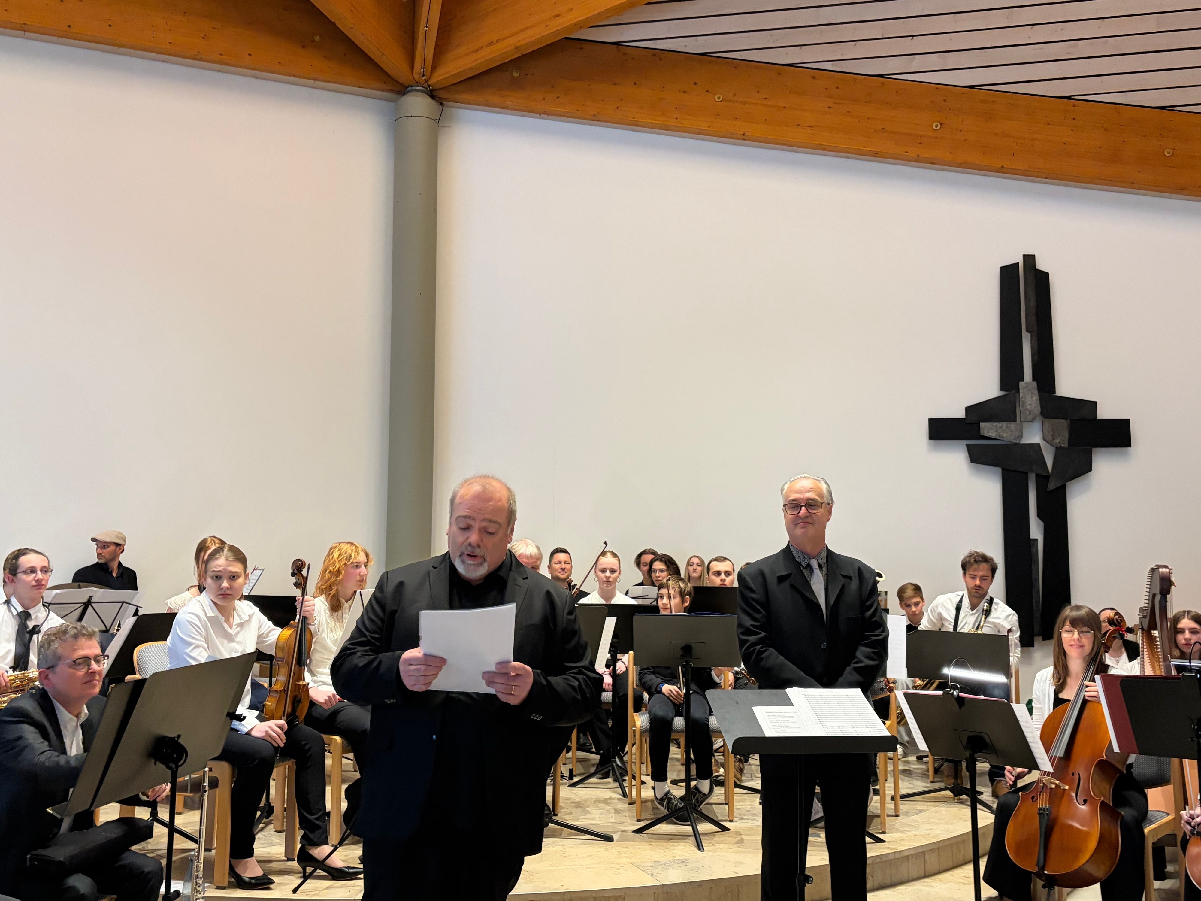 Zu Besuch in Leichlingen: Elric Boyrie (l.) und Philippe Bravaix (r.) vom Conservatoire Roger Boudin mit ihren Orchesterschülerinnen und Orchesterschülern.