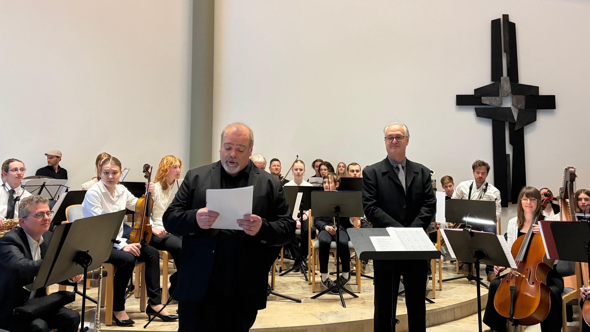 Zu Besuch in Leichlingen: Elric Boyrie (l.) und Philippe Bravaix (r.) vom Conservatoire Roger Boudin mit ihren Orchesterschülerinnen und Orchesterschülern.