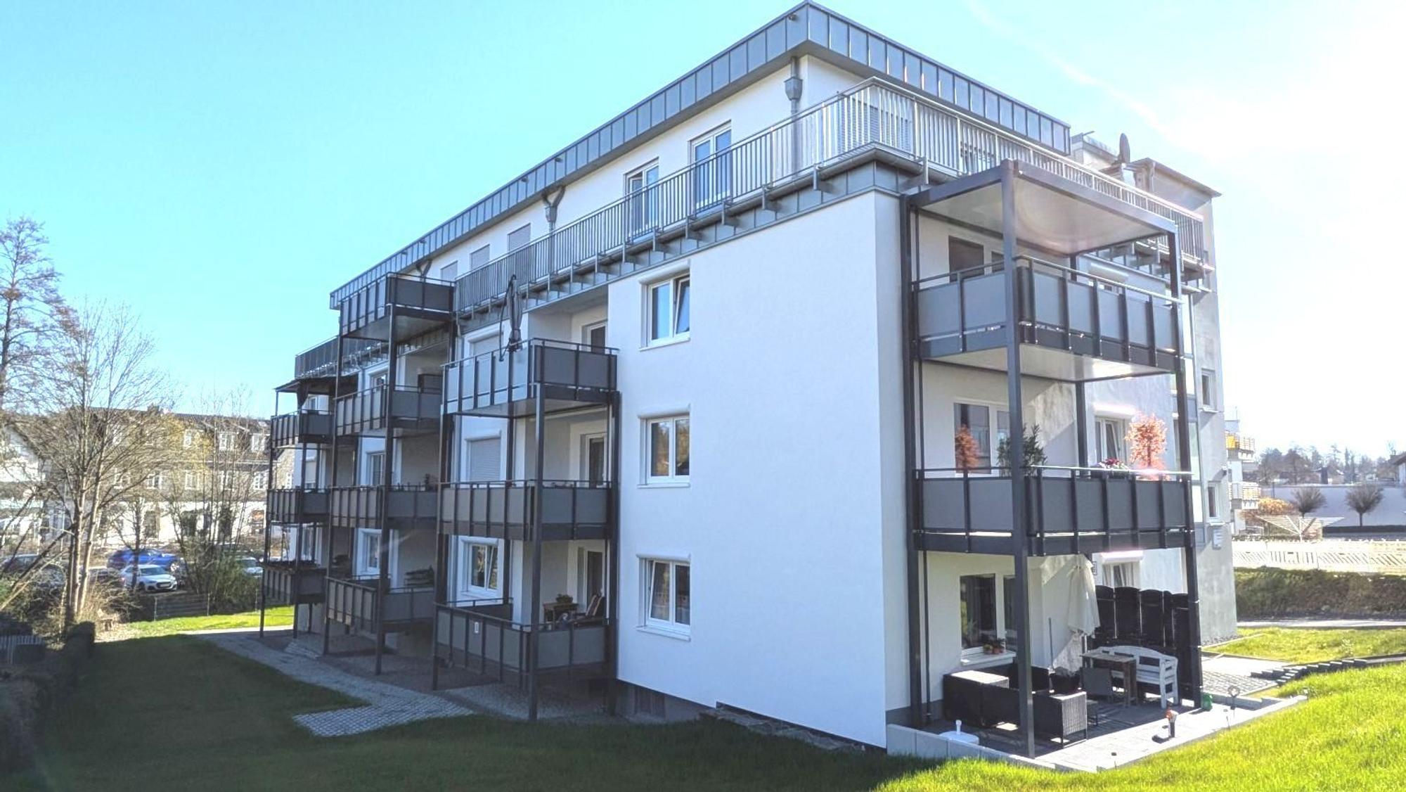 Das Foto zeigt das Modellprojekt nach der Sanierung: Aus dem Zwölfparteienhaus von 1960 an der Wiesenstraße im Wiehler Zentrum ist ein Effizienzhaus geworden.