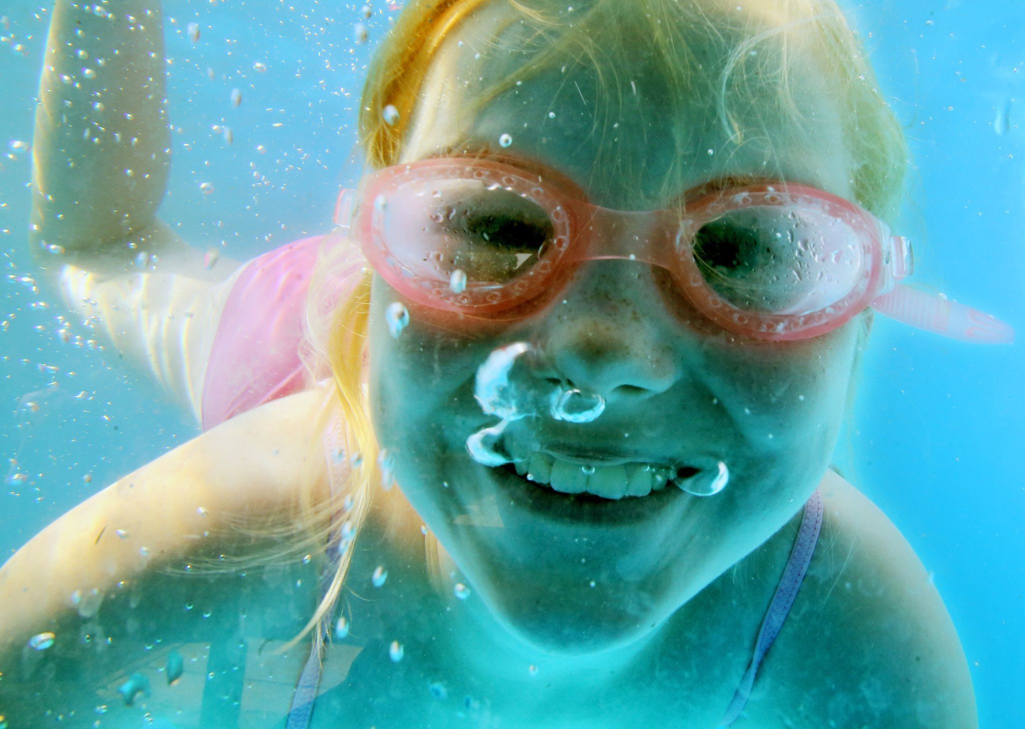 Kind taucht in einem Pool