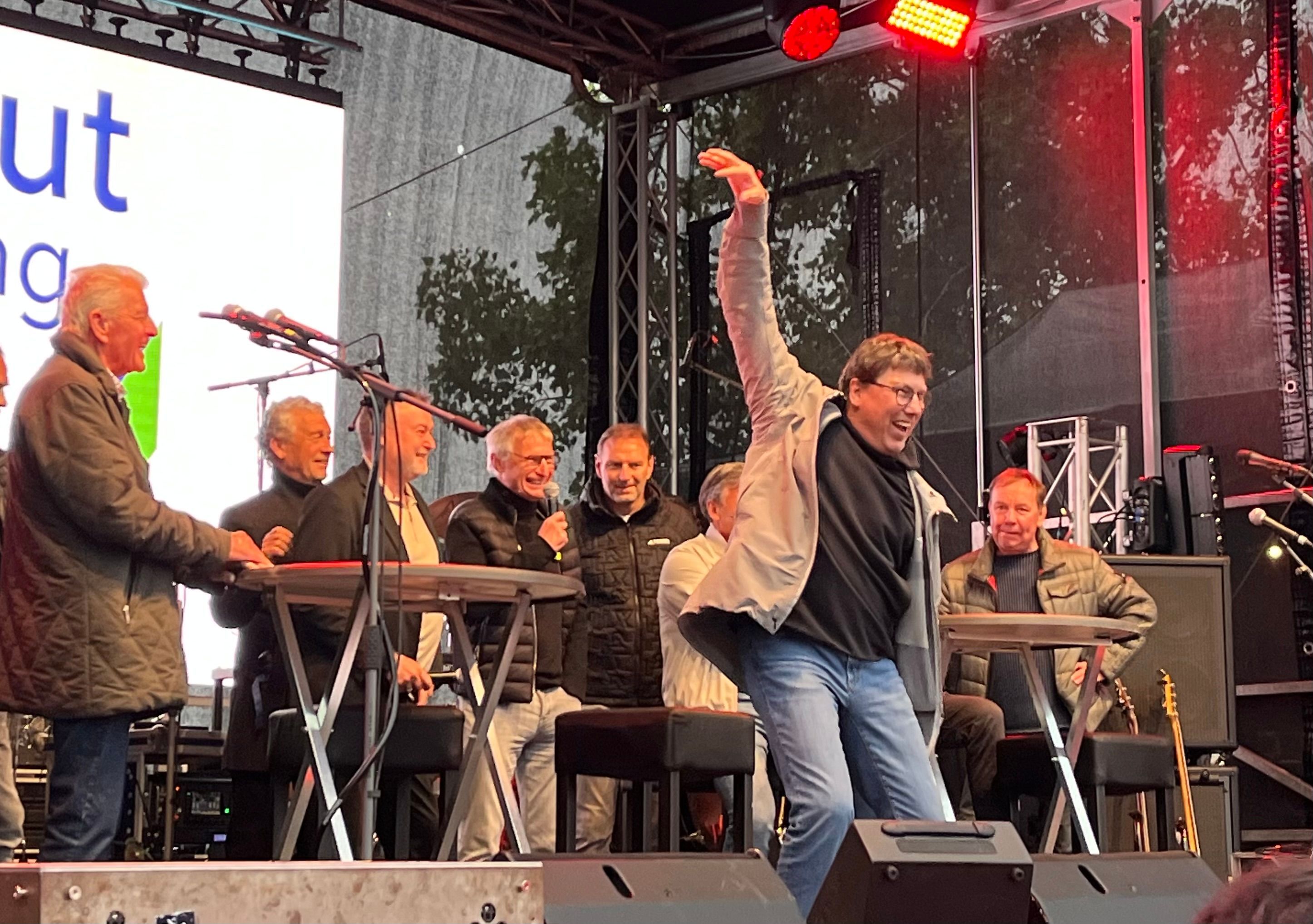 Rüdiger Vollborn gibt noch einmal die „Windmühle“ zum Besten, Erich Ribbeck (l.) lacht.