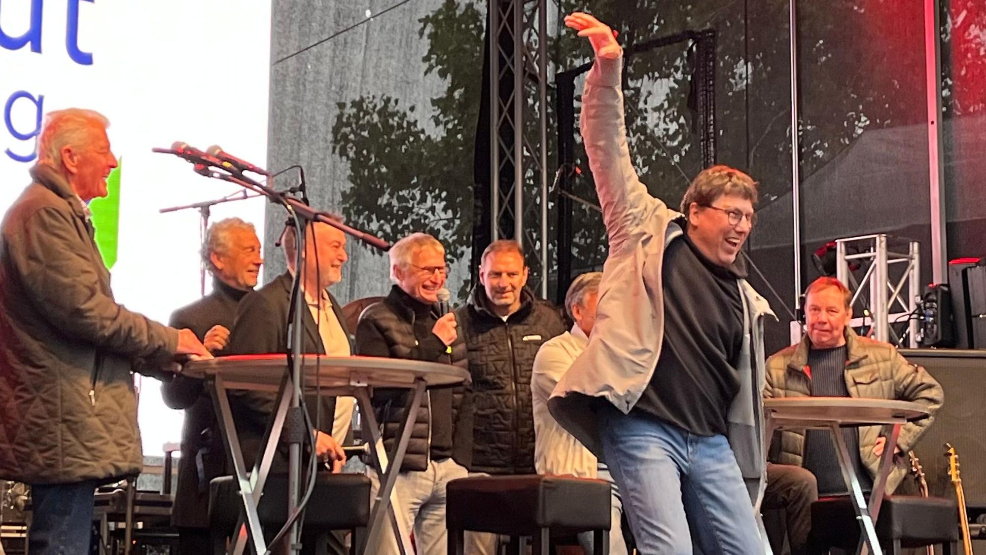 Rüdiger Vollborn gibt noch einmal die „Windmühle“ zum Besten, Erich Ribbeck (l.) lacht.