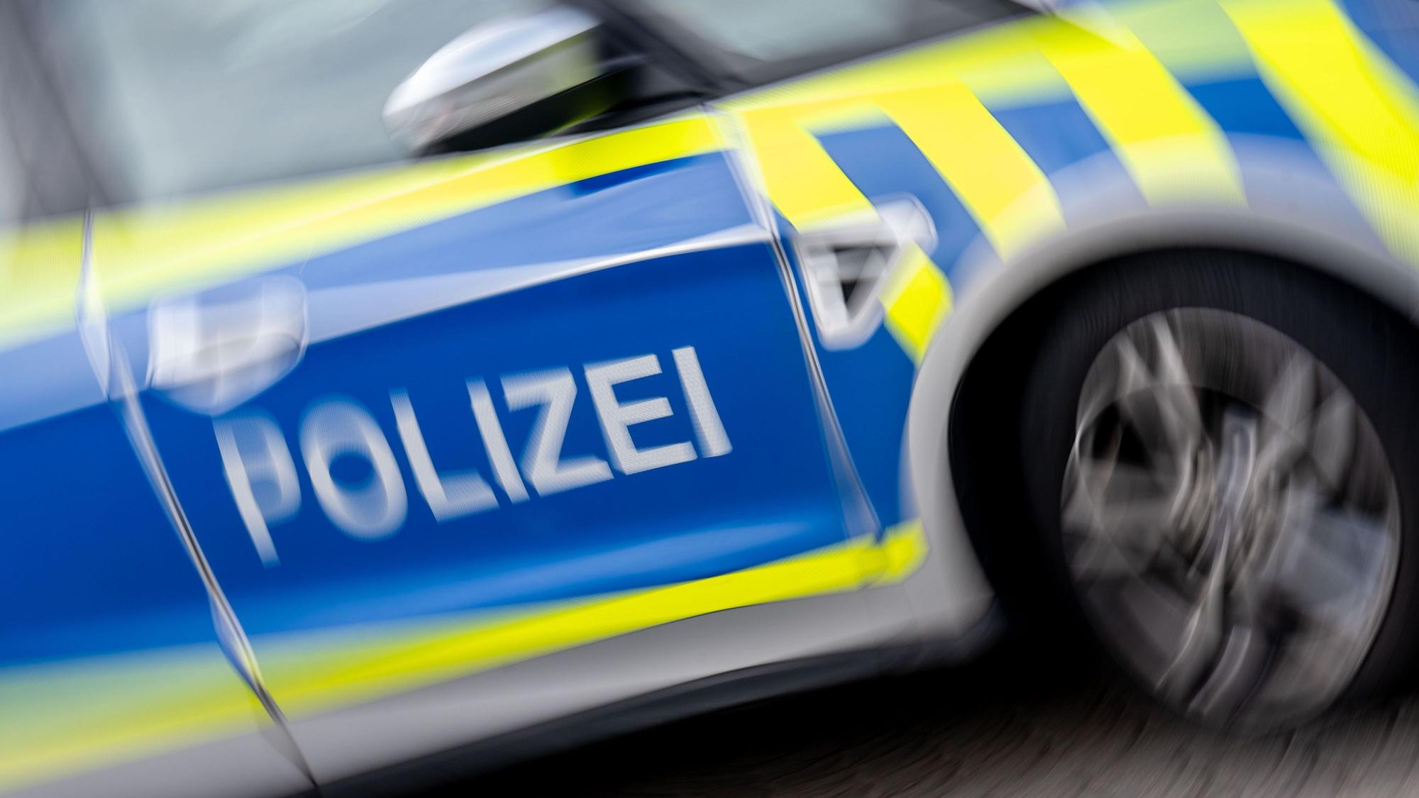 Ein Polizeifahrzeug im Einsatz.