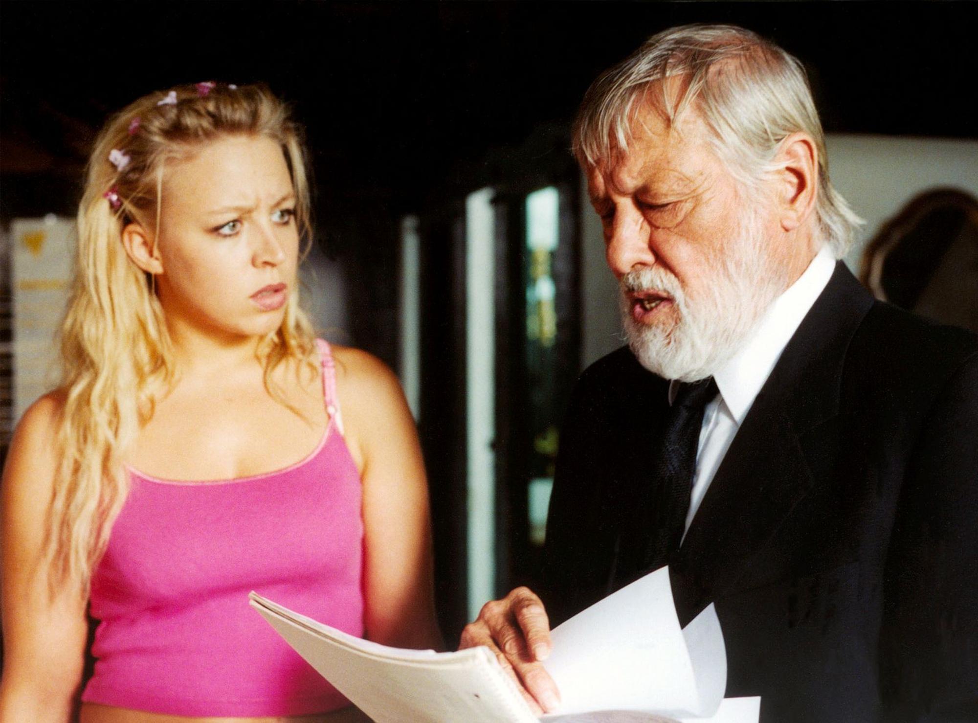 1999 spielte Dietmar Schönherr (Bild, mit Nina Pröll) eine Gastrolle im ORF-Tatort „Passion“. (Bild: ARD Degeto / BR)