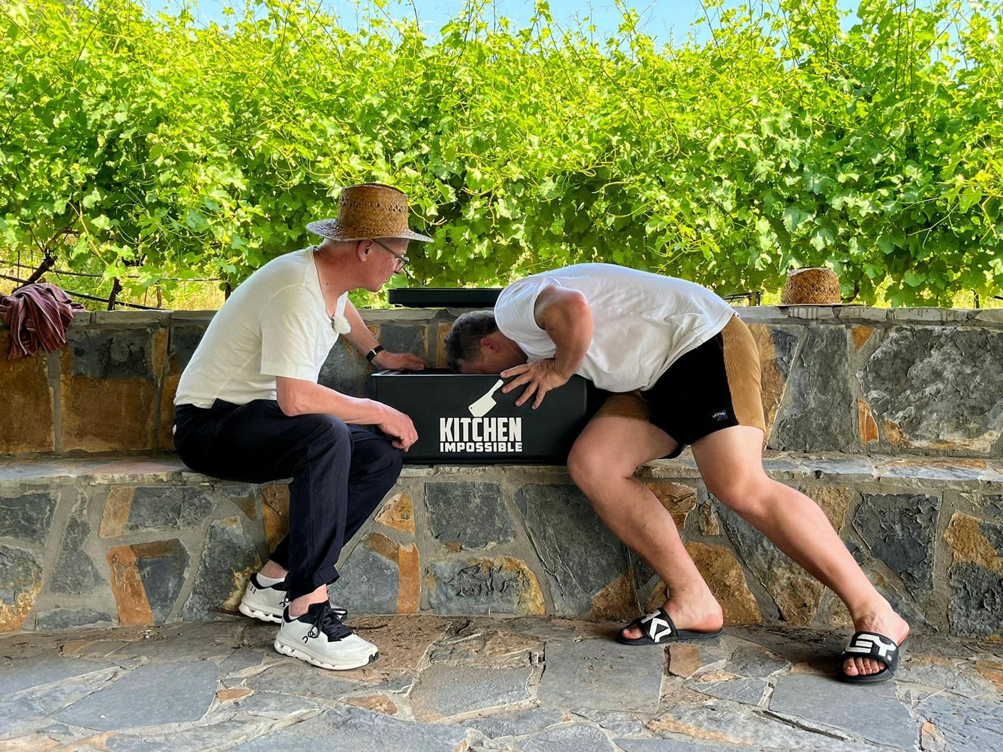 In Montenegro finden die Rachingers Sarma und Kartoffeln in der schwarzen Box. (Bild: RTL / Endemol Shine / Teresa Orti von Havranek)