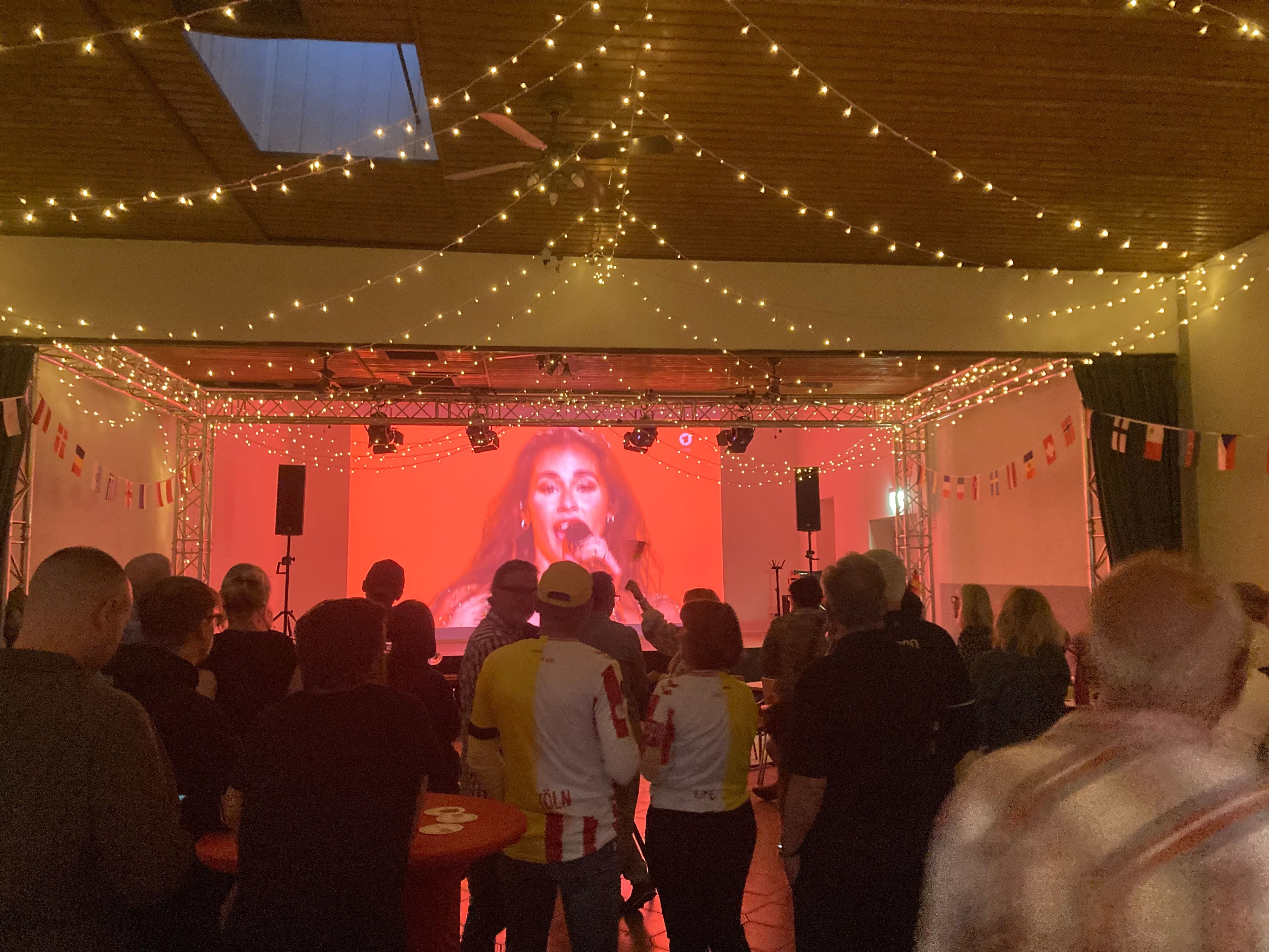 Das Foto zeigt Menschen beim Public Viewing des ESC.