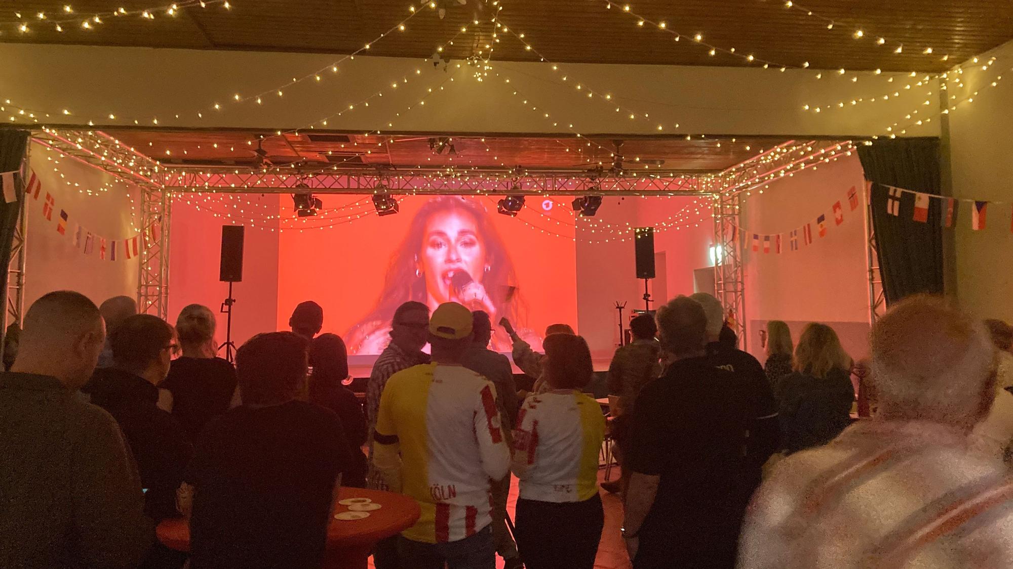Das Foto zeigt Menschen beim Public Viewing des ESC.